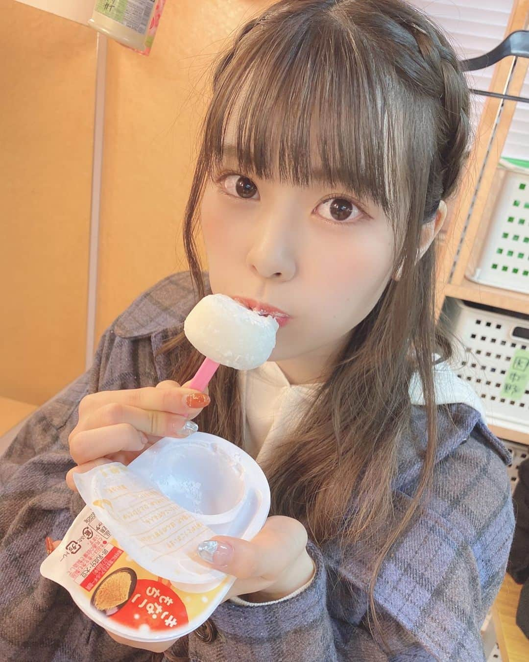 吉川七瀬さんのインスタグラム写真 - (吉川七瀬Instagram)「ひなこがくれた #雪見だいふく　 うんんんんま🙂」11月13日 21時56分 - yoshikawa_nanase