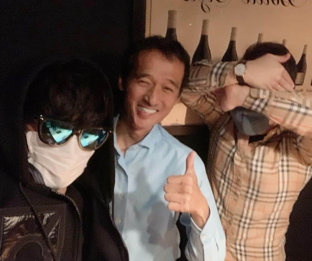 イーサンのインスタグラム：「11月13日はいいイーサンの日と言うことで大原社長に夕食に連れていって頂きました😊 しゃぶしゃぶのお店凄かったです😳 いつもありがとうございます！🙇🏻‍♂️ #マスク忘れた #サングラス忘れた #えるくんのサングラス #黒のパーカーはこれしかなかった」