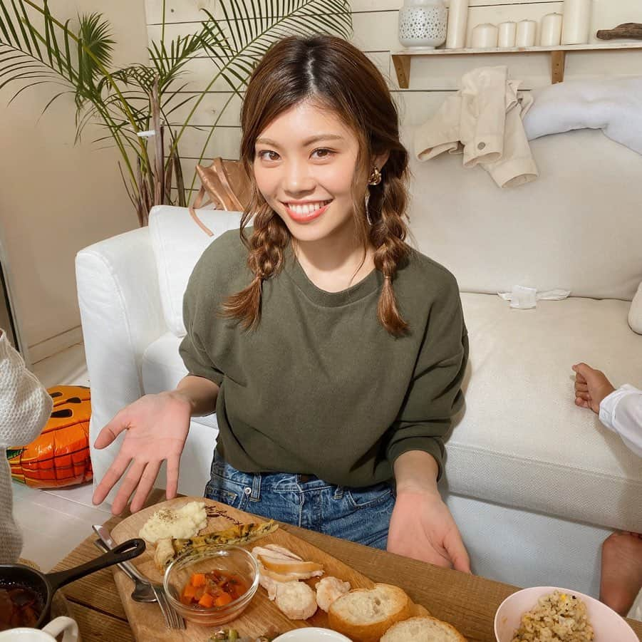 池田真子さんのインスタグラム写真 - (池田真子Instagram)「オシャレなカフェでランチ♩ ． ． ． この日はりおんちゃんれいやくん( @maxmax1029 )たちとロケ撮影へ＊° ． ． ． 滋賀にあるクリーミーカフェ( @kreemycafe )というお店で、どこ撮っても映えるしランチも美味しかった♡ ． ． ． ． まさかの店員さんが私のことを知ってくださってたみたいで、声を掛けて頂けてびっくりでした！！ありがとうございます！ ． ． ． 楽しいお店でオシャレな写真もいっぱい撮って頂けました✨ ． ． ． ． ． ． ． この日の様子はママライフチャンネルの動画から見てね＊° ． ． ． ． チキンが美味しかった！！！！ ． #カフェ巡り #クリーミーカフェ #オシャレカフェ #ランチ #インスタ映え #カフェ好き #カフェスタグラム #ママライフチャンネル #kreemycafe #instagood #love #cafestagram #cafe #lunch #lunchtime #picoftheday #happy  #makocafe #YouTube #photooftheday #instafood #instalove #먹스타그램 #맛스타그램 #맛집 #좋아요환영」11月13日 21時54分 - mako_ikeda