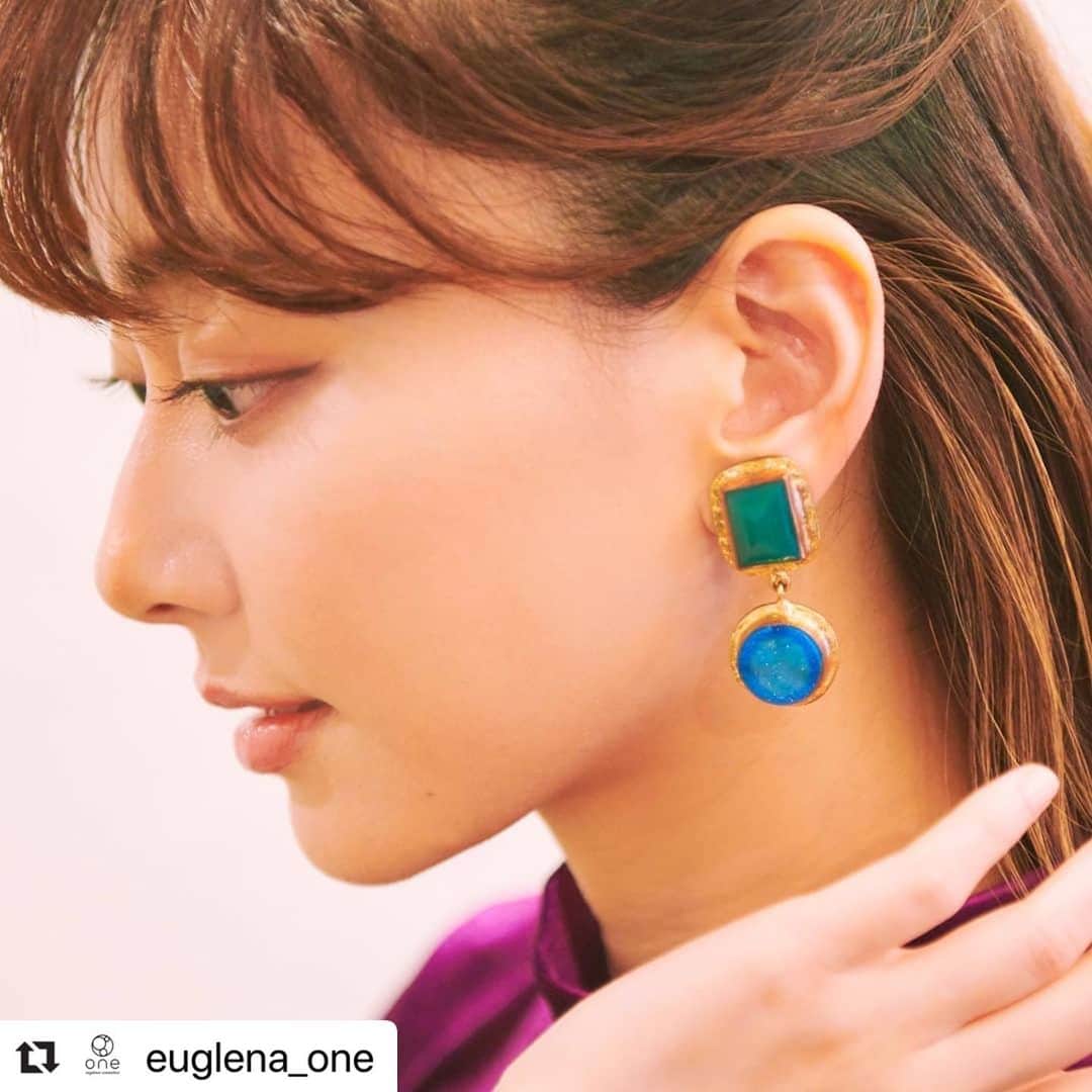 葉月祥子のインスタグラム：「ナチュラルコスメだけに、ナチュラルな表情が多いです🌿😊✨﻿ ﻿ ﻿ スキンケア大好き😘💕﻿ ﻿ ﻿ モデルさせて頂いているユーグレナワン広告をrepost🌿✨﻿ #Repost @euglena_one with @make_repost﻿ ・・・﻿ 入念なスキンケアで、横顔美人に..✨﻿ ・﻿ たくさんのフォロワーさんが悩んでいるという、「乾燥」...﻿ 潤い不足になりがちなこの時期も、#ユーグレナ のオールインワンクリームでスキンケア🌱﻿ ・﻿ オールインワンというだけあってなんと、﻿ 化粧水・乳液・クリーム・﻿ 美容液・化粧下地・アイクリーム・﻿ デコルテクリーム・パック/マスク・﻿ ボディイケア・リップクリーム﻿ と10種類の役割を担ってくれるクリームになっています！﻿ ・﻿ いつものお手入れが、お手軽なのに特別なケアに😏﻿ 自信が持てる肌でおしゃれを楽しみましょう！﻿ ・﻿ #ユーグレナ#euglena#ターンオーバー#毛穴対策#毛穴ケア#ホームケア #透明感#肌ケア#乾燥肌#すっぴん#美肌#スキンケア#コスメ好き #コスメマニア#美容液#ハリ#ツヤ#ツヤ肌#くすみケア#おすすめスキンケア #乾燥対策#潤い美肌#スキンケア紹介#美肌マニア#スキンケアレポ#透明感 #素肌美人#綺麗になりたい#スキンケア好きさんと繋がりたい」