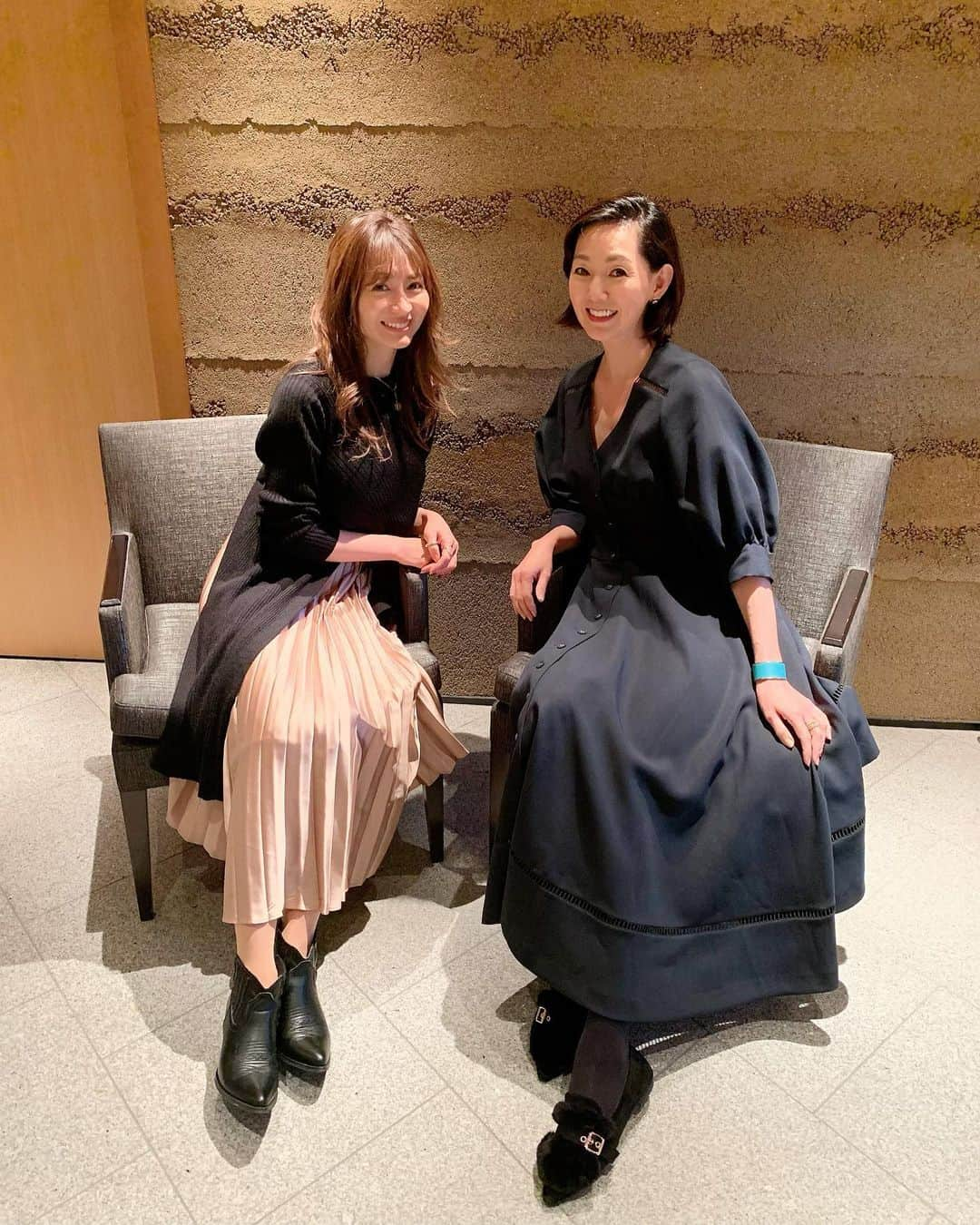 とよた真帆さんのインスタグラム写真 - (とよた真帆Instagram)「昨日は東京は暖かくてワンピース1枚で歩いていましたよ  明るくて楽しい @niiyama_chiharu 新山千春ちゃんとランチ。一緒にいるとお腹抱えて笑う瞬間が何回もあります😁太陽のように、向日葵のように明るい千春ちゃんパワー、頂きました  ワンピースは @flicka_official  #maho #mahostyle #fashion  #新山千春 ちゃん#明るい #ずっと笑ってる #love #50歳コーデ #50代ファッション」11月13日 21時57分 - maho_toyota