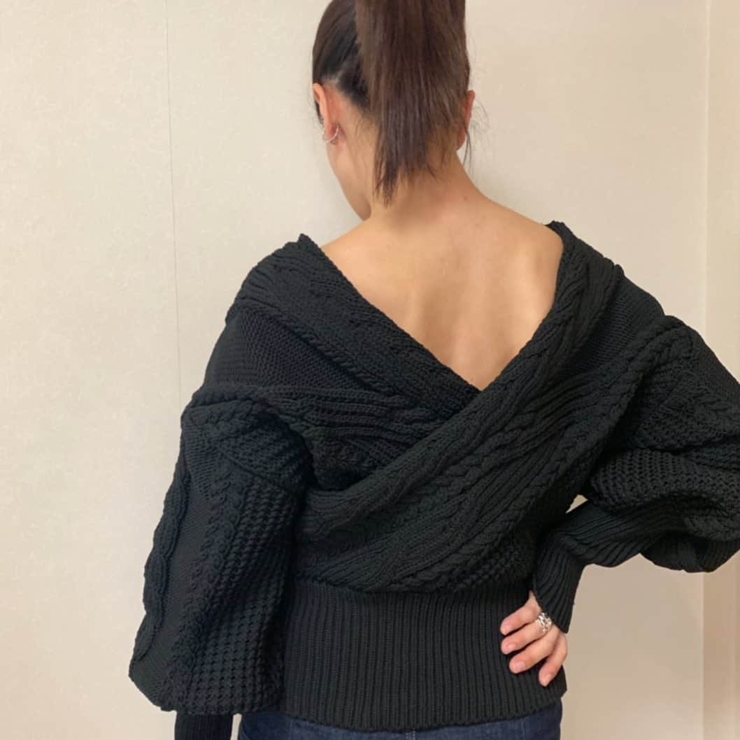 亀恭子のインスタグラム：「バックスタイルがツボ❤︎ . . . でもさすがに夜は背中が寒かったです… . . どうやら心配してくれた息子が バス停で後ろから抱きしめてきましたw . . #knit #etretokyo #backstyle #❤︎ #autumn #fashion」