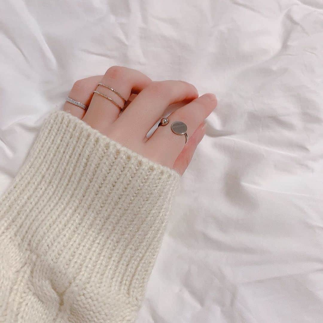 岩佐美咲さんのインスタグラム写真 - (岩佐美咲Instagram)「て﻿ ﻿ #指輪 #ニット #シルバーリング #リング #アクセサリー #アクセ #通販 #プチプラ #ring #accessory #knit #17kg」11月13日 22時03分 - wasaminnn