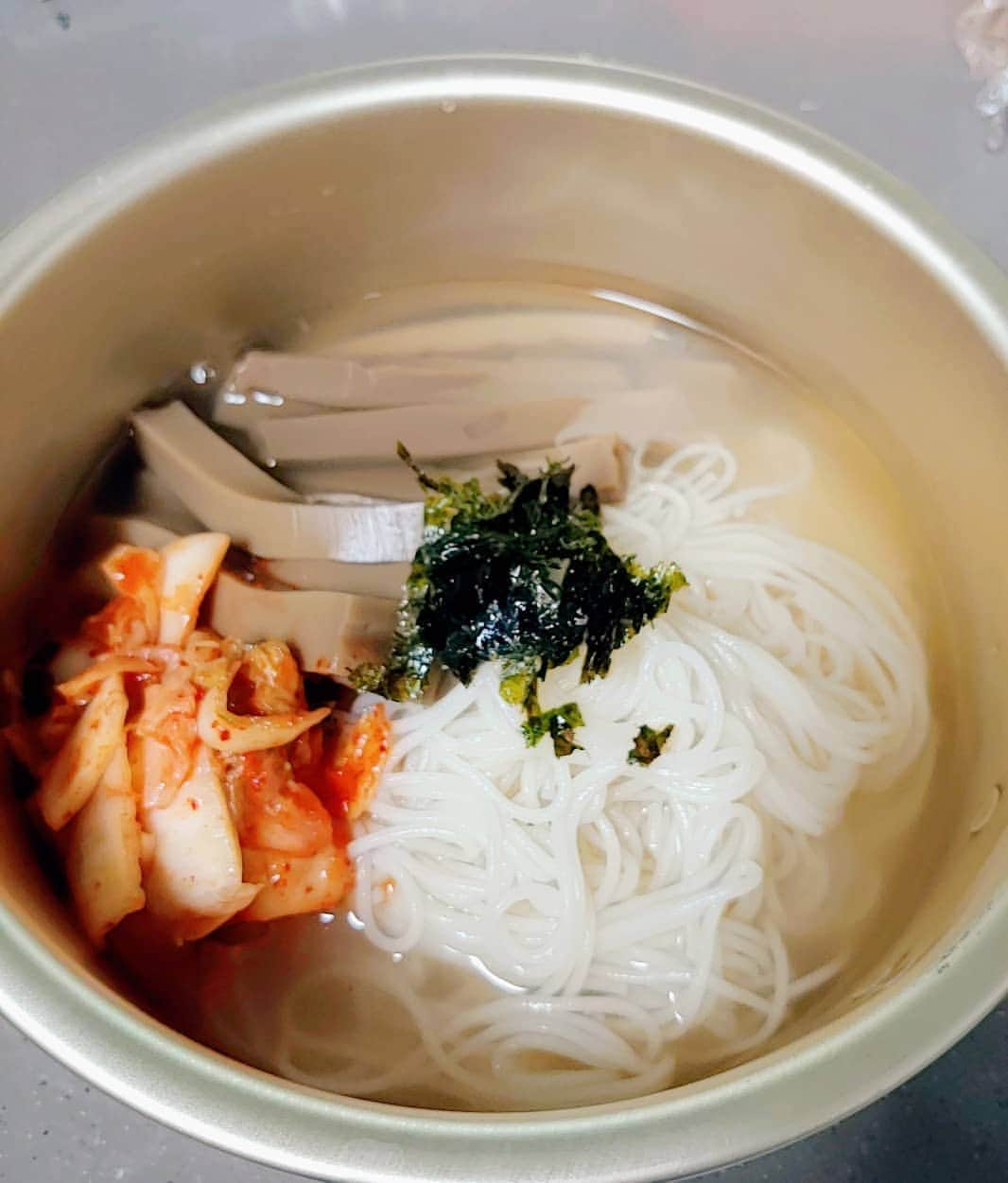 ジェヒのインスタグラム：「오늘의 야식~ 재희표 김치말이국수♥ . . #야식」