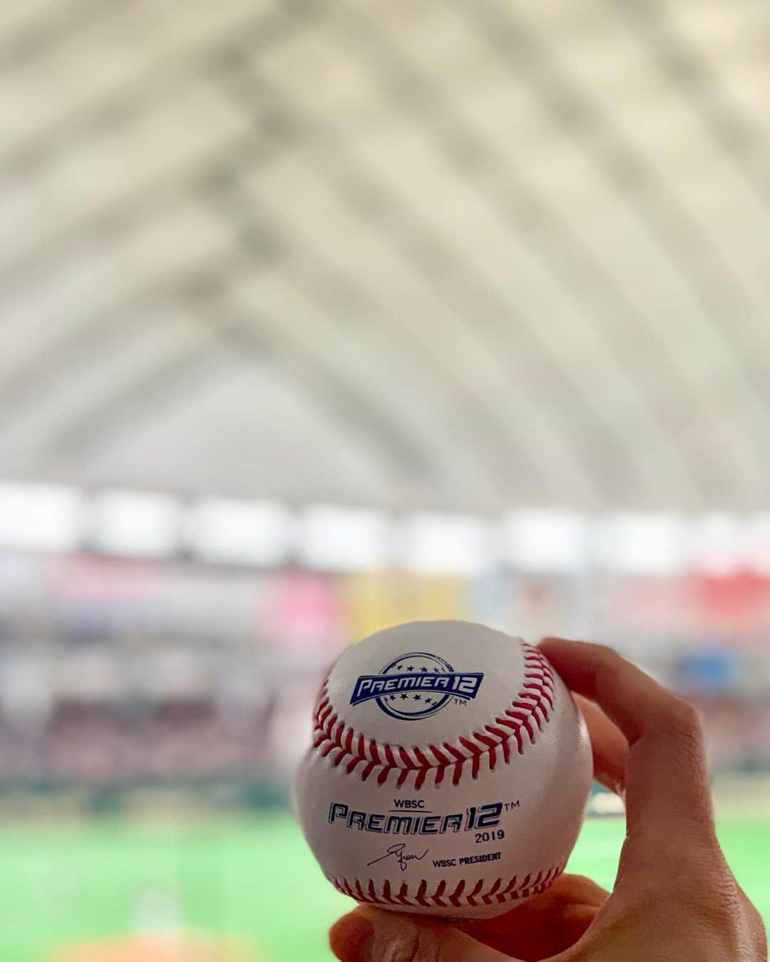 吉村優さんのインスタグラム写真 - (吉村優Instagram)「PREMIER12⚾︎ * プロ野球シーズンが終わって 野球ロスでしたが笑 きのう久しぶりに 東京ドーム行けましたっ🙋‍♀️💓 * 東京オリンピック2020 予選を兼ねた国際大会  WBSC premier12⚾︎ きのうの侍JAPAN🇯🇵vs America🇺🇸 * opening round３連勝で super  round初戦Australia戦も白星でしたが 昨日のAmericaとの２戦目は 最後まで惜しい一点差... 3-4で初黒星でした😢 * しかし昨日の周東選手の俊足もキレキレ✨ すごい盛り上がりでしたよ😍 * 本日は... ここまで全勝のメキシコ🇲🇽戦！！ 3-1で日本の勝利〜っ👏✨ * 韓国戦も突破して FINALまで進出できますように🙏 * #プレミア12 #侍japan #野球 #japan #premier12  #アナウンサー #sports #スポーツ #スポーツ観戦」11月13日 22時12分 - yuyoshimura87