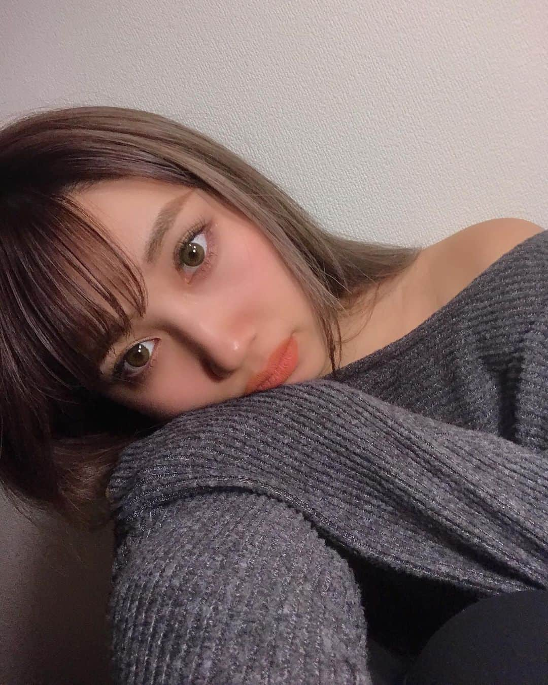 YUMIKAさんのインスタグラム写真 - (YUMIKAInstagram)「長引いてた風邪もようやく治って 声も普通に戻ってきて一安心🥺💓 質問のあったメイクを撮ろうと頑張ってみたものの画質悪くて自分でビックリ🌝笑 * 最近はアイホールと涙袋にピンクブラウンのシャドウと 上まぶたにブラウンをグラデーションで乗せて まつ毛の生え際にアイライナー薄く引いて 下まぶたの際にピンクパールのライナー引いてます🧚‍♀️ リップはテラコッタ系ばっかり気分で使い分けてます(*⁰▿⁰*) 集合体カメラ苦手だから来期こそは携帯変えたい......です...🥺切実 #cyberjapan #cyberjapandancers #サイバージャパン #サイバージャパンダンサーズ #メイク #メイクアップ #秋メイク #テラコッタリップ #cjd_yumika」11月13日 22時12分 - yumika_black