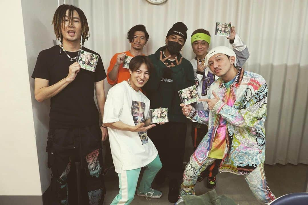 TOMO さんのインスタグラム写真 - (TOMO Instagram)「ベストヒット歌謡祭ありがとうございます！  エリーからCD頂きましたw  昔からの仲だもんで嬉しい！  #dapump #ベストヒット歌謡祭 #3jab #crazyboy」11月13日 22時13分 - dp_tomo0561