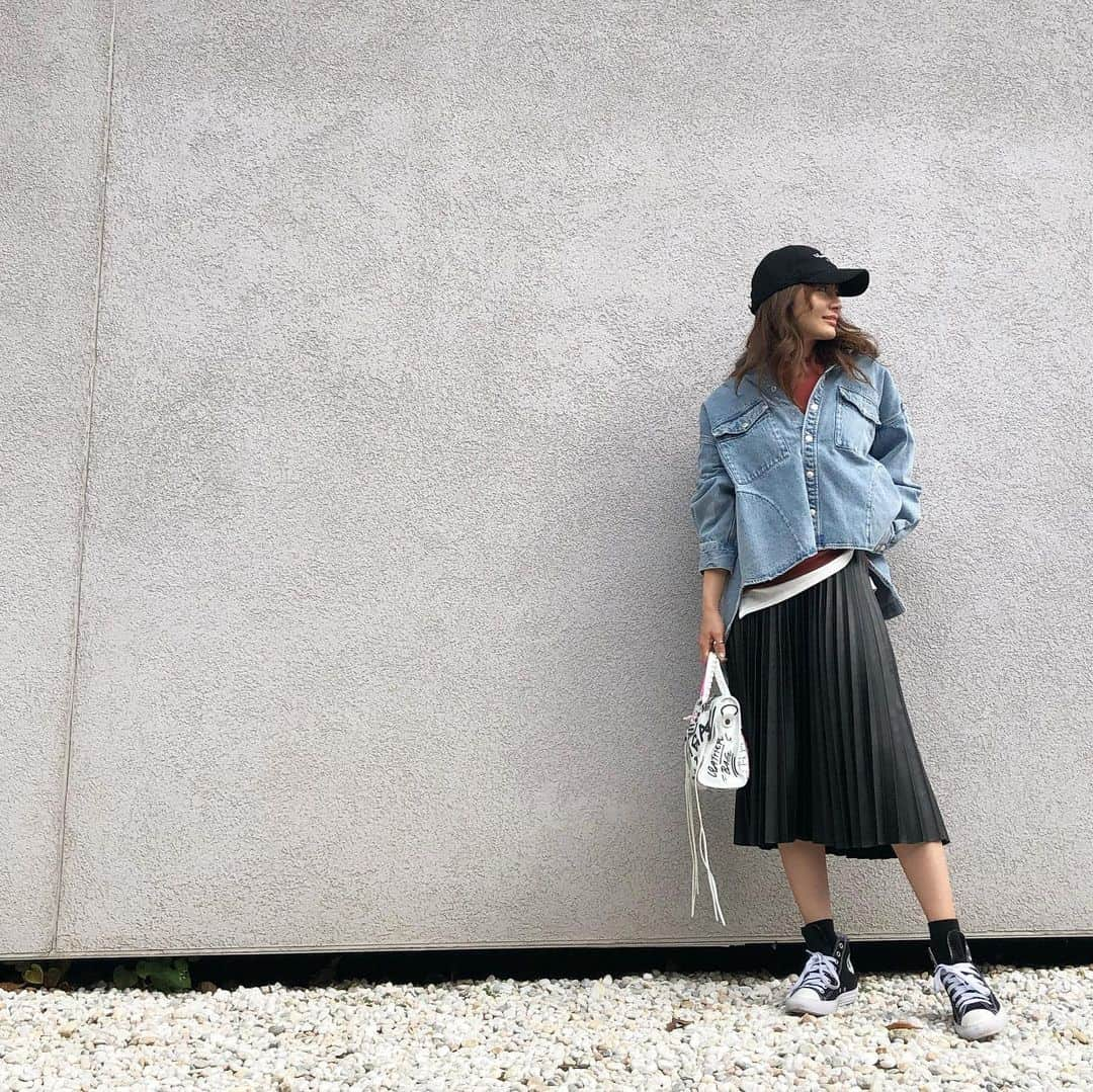 新山千春さんのインスタグラム写真 - (新山千春Instagram)「今日の私服。  denim dungaree @searoomlynn_official  ロンT and brown tops @yplus_aya  skirt @zara  sneaker @converse  bag @balenciaga  cap @bevhillshotel .. #casualstyle #converse #ootd  #新山千春」11月13日 22時05分 - chiharuuu_0114