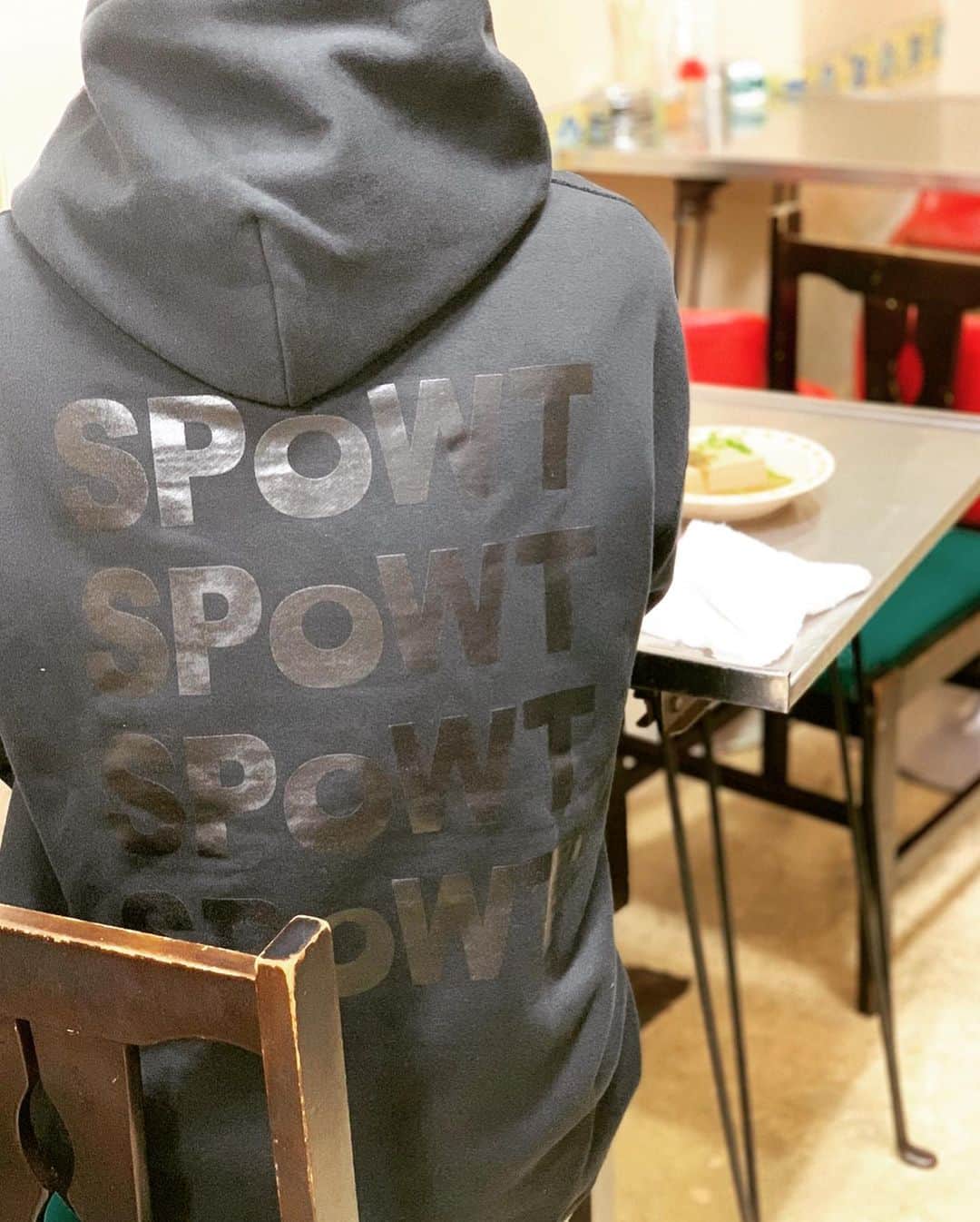 秋山賢太さんのインスタグラム写真 - (秋山賢太Instagram)「SPOWT新作パーカーです！ 良きですよー。 僕が着てるのは2XLです！ 男女いけますー。  #spowt  #この時期だからこそ #みなさんぜひ」11月13日 22時05分 - akiyama.0624