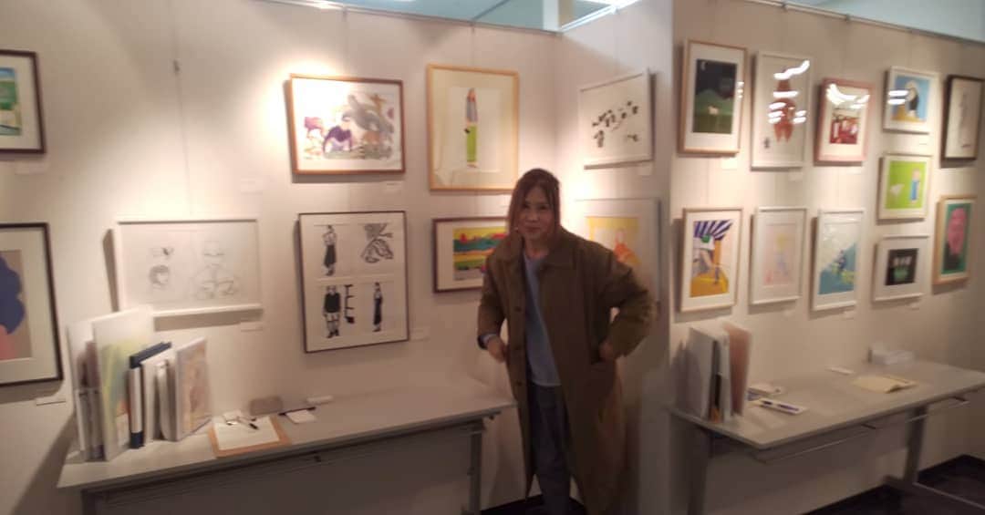 タンゲクンのインスタグラム：「青山ブックセンター内 ギャラリー展 ドローイング科のクラスの作品の前で #自分クラス #青山塾  #青山ブックセンター 11月26日まで 10:00～22:00まで 最終日17:00まで 素敵な雑誌などいっぱいあってかなり遊べます。 是非」