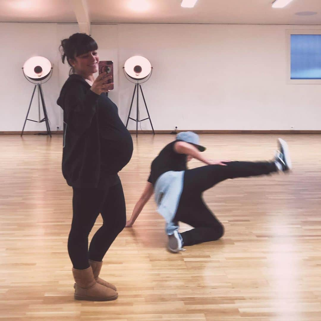 アリゼさんのインスタグラム写真 - (アリゼInstagram)「Mercredi : DANCE ALL DAY 🎈. . #dance #dancesport #breaking #pregnant」11月13日 22時09分 - alizeeofficiel