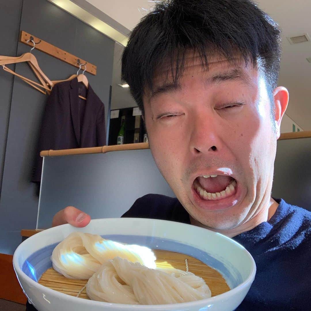 西川晃啓のインスタグラム：「気絶稲庭うどん  佐藤養助にて気絶  #あるある探検隊#レギュラー#気絶#気絶の日々#ギャグ#ランチ#赤坂#稲庭#うどん#佐藤養助#ツルツル#綺麗」