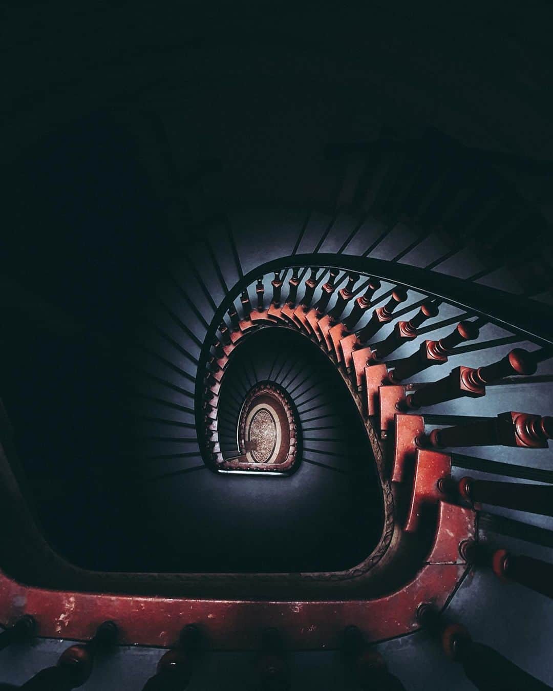 Thomas Kakarekoさんのインスタグラム写真 - (Thomas KakarekoInstagram)「As a photographer, I’ve always liked to experiment with contrasts and pops of color and the city of Berlin really has no shortage when it comes to those. This set of stairs was the first spot I immediately thought of when I found out about the pop of color topic: The intricate red details in a dark, spiral abyss really are a sight for sore eyes, don’t you think? Since I liked that theme so much, I added two more shots to this gallery. let me know what’s your favorite one.  This month, I’m searching for pops of color in the environments around me, in partnership with @samsungmobile  Anzeige」11月13日 22時16分 - thomas_k