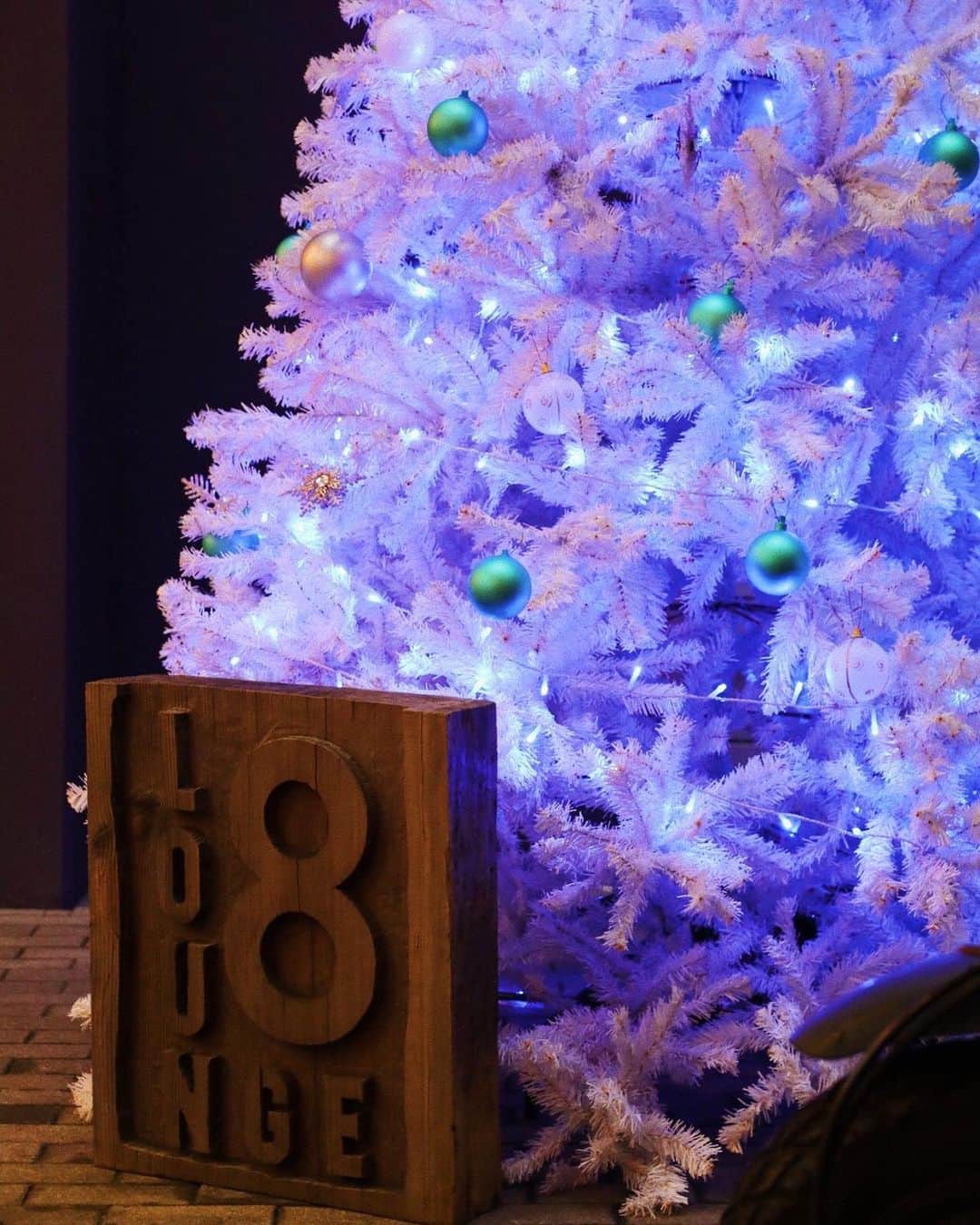 8hotelのインスタグラム：「. . 今年も青く輝く大きなXmas treeが みなさまをお待ちしております！ . とっても癒されますよ。 ひと目見に、ぜひ。 . . . #shonan #hotel #lounge #Xmas #tree #illumination #light #event .」