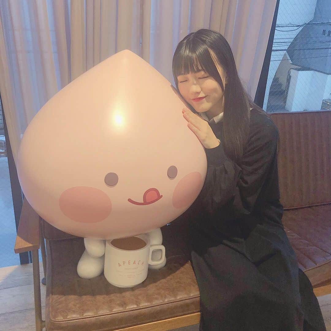 のインスタグラム：「🕊 今日はね、お仕事のあき時間にちりんと カフェデートしたの 🍑♡♡ . ふらふら表参道を歩いていて 近くにあるってことで行ってみたら すごく可愛かった アピーチカフェ!🌷 . 入り口にいた桃さんがとっても可愛かったから一緒に撮っちゃった〜明日食べたもの載っけるね☺︎☺︎ . . . #カフェ巡り #表参道カフェ #apeachomotesando #apeach #アピーチカフェ #スパガ #樋口なづな」