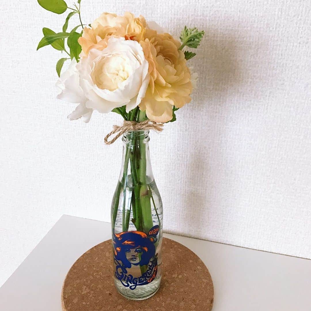 ティファニー春香さんのインスタグラム写真 - (ティファニー春香Instagram)「. 撮影で使用した花束💐 花瓶がなくて、何かに使えるかなと思って取って おいていたガラスビンに生けたら可愛かった☺︎ . 2枚目、和カフェで一息した時の。 濃厚な甘い抹茶ラテと、旨みのあるすっきり とした煎茶を交互に飲みながらまったり☺️💓 #🌸 #🍵 #至福の時」11月13日 22時19分 - tiffanyharuka