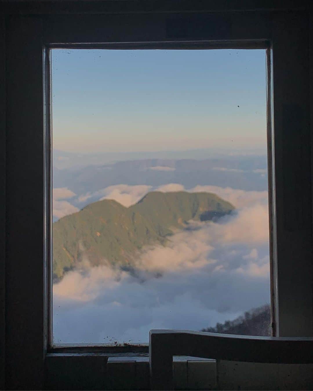 シールズ啓司さんのインスタグラム写真 - (シールズ啓司Instagram)「標高2712mに位置する燕山荘という山小屋で１泊し、北アルプスの燕岳（2763m）に登ってきました。  少し肌寒くなってきたこの頃ですが、山小屋付近は肌寒い所のレベルじゃない。 もう指がちぎれるんじゃないかと思うぐらいの寒さ。設置されていた温度計を見てみると氷点下６度笑  といっても山小屋の中は暖かくてご飯もホカホカ。 利用者の方々はものすごく優しくて、知らない人同士でも気にせず談笑する感じ。  紅葉一色に染まった登山口から、雪に覆われた山頂まで。１日で2つの季節を体感した気分です。  次はもっとちゃんとした装備で冬山に挑戦してみたいなぁ。  #北アルプス #山小屋泊 #燕山荘 #燕岳」11月13日 22時20分 - kkcc_
