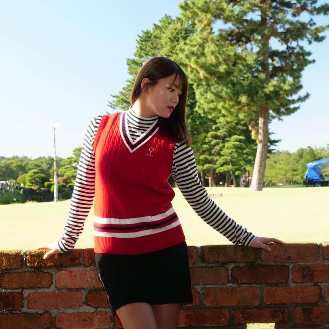 山内鈴蘭さんのインスタグラム写真 - (山内鈴蘭Instagram)「Gorurun New Item💓💓💓 “ニットベスト“本日より発売です⛳️ ． ． これ一枚で抜群の保温力です🔥 糸にこだわりまして、 肌馴染みの良い柔らかさと クッション性がたまらなく好き🤤 ファッションのワンポイントにもなる ニットベスト💓💓 カラーバリエーションも豊富なので 好きなカラーを見つけてみてね😘 ． ． アイテムはこちら💁‍♀️ @gorurun_ ． ． #Gorurun -ごるらん- Men's 3カラー　 Ladies 3カラー　です🥰🥰🥰 ． ． #ゴルフ #ゴルフウェア #golf #ニットベスト #ニットベストコーデ #秋ゴルフ #冬ゴルフ #ワンポイントコーデ #Gorurun #ごるらん #ゴルフ女子 #ゴルフコーデ #ベスト #コーデ #スタイル」11月13日 22時24分 - xxsuzuranxx