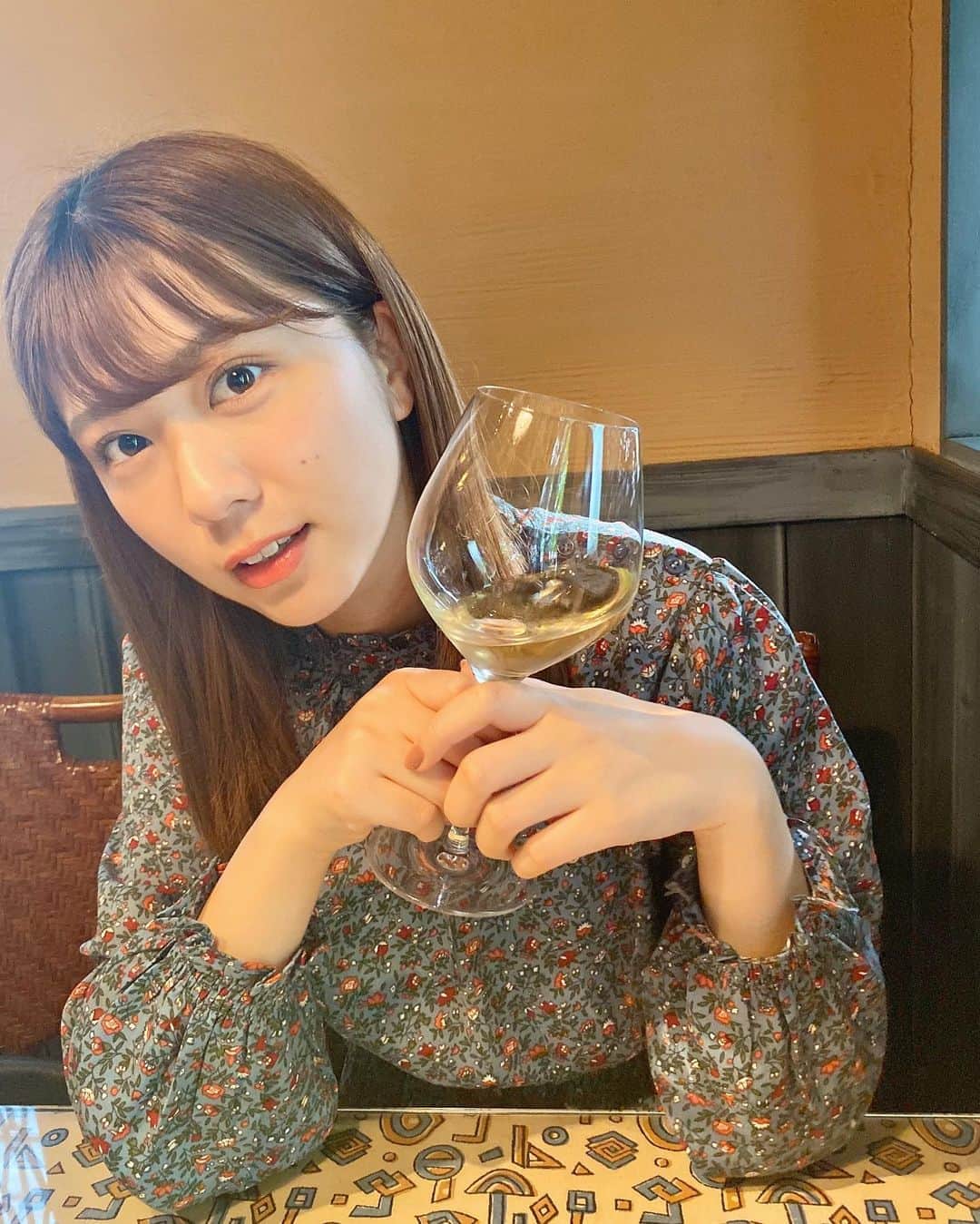 清水麻璃亜のインスタグラム：「#今日の美味しみず 群馬県や埼玉県などにある　#草木万里野 によく家族でランチに行くのですが、そのときの写真です♪ 清水家はみんなお酒が好きで、、、笑 でもなんでこの写真かっていうと、今日はお祝いだから〜🌸 * showroomで　#美人百花　に載るチャンスを掛けたイベントにファンの皆さんと頑張って、なんと審査員特別賞に選んでいただきました🌼 びっくりです、、！嬉しいし、応援してくれた皆さんや、メンバーやスタッフさん達までも喜んでくれている事がもっと嬉しい！ ボラカイ島での撮影たのしみ♪ みなさん、改めて、いつも応援ありがとうございます😌」
