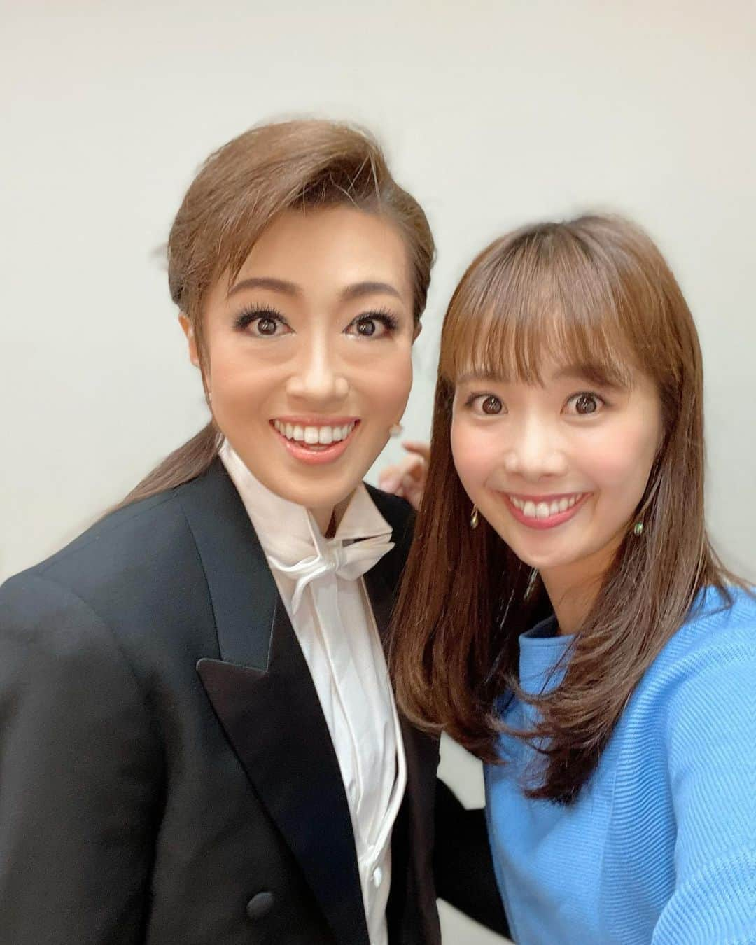 妃海風さんのインスタグラム写真 - (妃海風Instagram)「みちこさん（北翔海莉さん）ご出演の 「海の上のピアニスト」 を観に行きました😆✨✨ . とてもとても素敵な作品でした！ でもまずは言わせてください。 燕尾姿かぁぁっこいいですー！！🕺💖🕺💖笑 . みちこさんが、燕尾姿でピアノの前に立たれたらそりゃもう、かっこいいです。笑 大満足この上なかったです。 . そしてこの作品、ほんっっとに素敵だったんです✨✨ まずピアノの音色を聞いているだけで、こんなにも感動できるものなのかと。。 なんなんでしょうね、人の心に触れる音色って😭✨ それに加えて、なんともいえない繊細なストーリー、そしてお芝居に。。 感動しますし、色々と人生を考えさせられます。 正直、一度では見たりないです！ もう一度みて、色々とまた違った角度から考えたい！！ そんな舞台でした✨✨ みちこさんの歌声も堪能できましたし。。とにかく大満足でございます！！ . 天空劇場にて、本日11月13日から15日まで公演しているそうです。 ぜひぜひ観に行って頂きたいです✨✨✨✨✨👀❤️ . . みちこさんと楽屋でひたすらわいわいきゃーきゃーわちゃわちゃし、パワーチャージもさせて頂いた時間となりました☺️💖 いつもありがとうございます😌🌈 . #北翔海莉　さん #海の上のピアニスト #天空劇場」11月13日 22時26分 - fuhinami_official