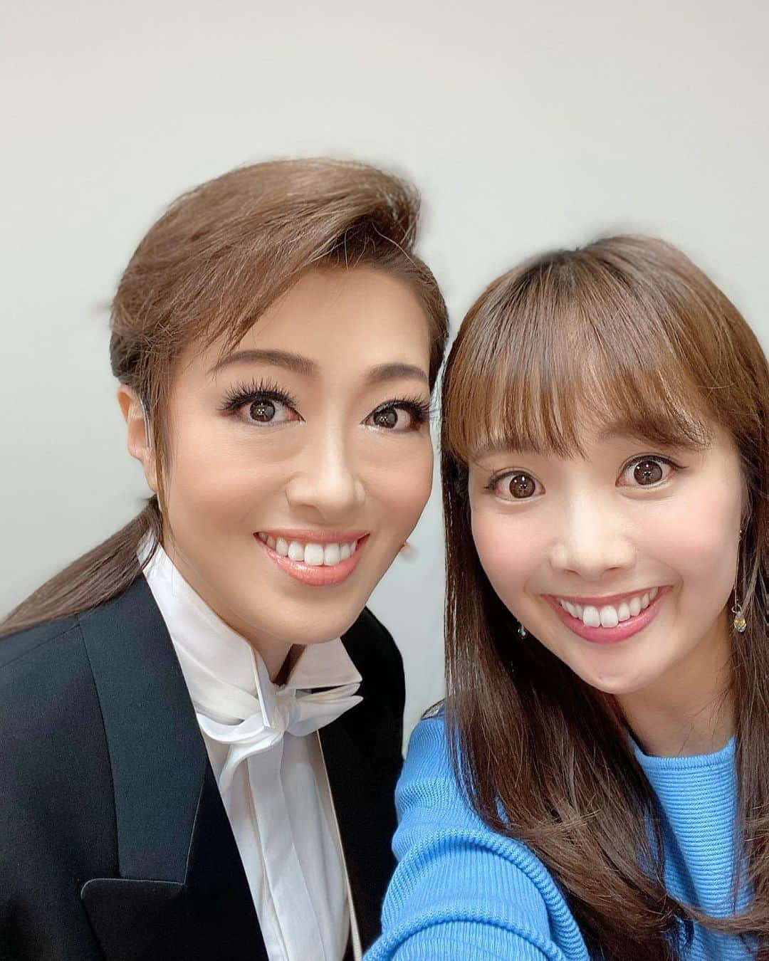 妃海風さんのインスタグラム写真 - (妃海風Instagram)「みちこさん（北翔海莉さん）ご出演の 「海の上のピアニスト」 を観に行きました😆✨✨ . とてもとても素敵な作品でした！ でもまずは言わせてください。 燕尾姿かぁぁっこいいですー！！🕺💖🕺💖笑 . みちこさんが、燕尾姿でピアノの前に立たれたらそりゃもう、かっこいいです。笑 大満足この上なかったです。 . そしてこの作品、ほんっっとに素敵だったんです✨✨ まずピアノの音色を聞いているだけで、こんなにも感動できるものなのかと。。 なんなんでしょうね、人の心に触れる音色って😭✨ それに加えて、なんともいえない繊細なストーリー、そしてお芝居に。。 感動しますし、色々と人生を考えさせられます。 正直、一度では見たりないです！ もう一度みて、色々とまた違った角度から考えたい！！ そんな舞台でした✨✨ みちこさんの歌声も堪能できましたし。。とにかく大満足でございます！！ . 天空劇場にて、本日11月13日から15日まで公演しているそうです。 ぜひぜひ観に行って頂きたいです✨✨✨✨✨👀❤️ . . みちこさんと楽屋でひたすらわいわいきゃーきゃーわちゃわちゃし、パワーチャージもさせて頂いた時間となりました☺️💖 いつもありがとうございます😌🌈 . #北翔海莉　さん #海の上のピアニスト #天空劇場」11月13日 22時26分 - fuhinami_official