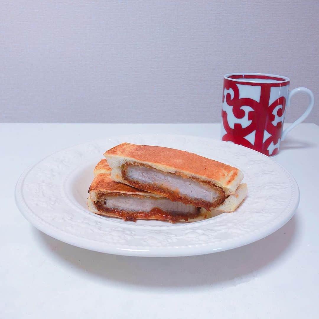 しぬこのインスタグラム：「ホットサンドを食べた事ないとイマジナリー彼氏が言うので、ホットサンドを作ってあげたら、本当に衝撃的な美味しさだったのか、毎晩寝る前に「次はハムとチーズを入れてホットサンドしよ。」って頼んできたので、ふと、「ホットサンドに目玉焼き入れても美味しいんだよ。」と、言ったら、天才か。って顔で私を見てふふふ。と笑って寝た。」