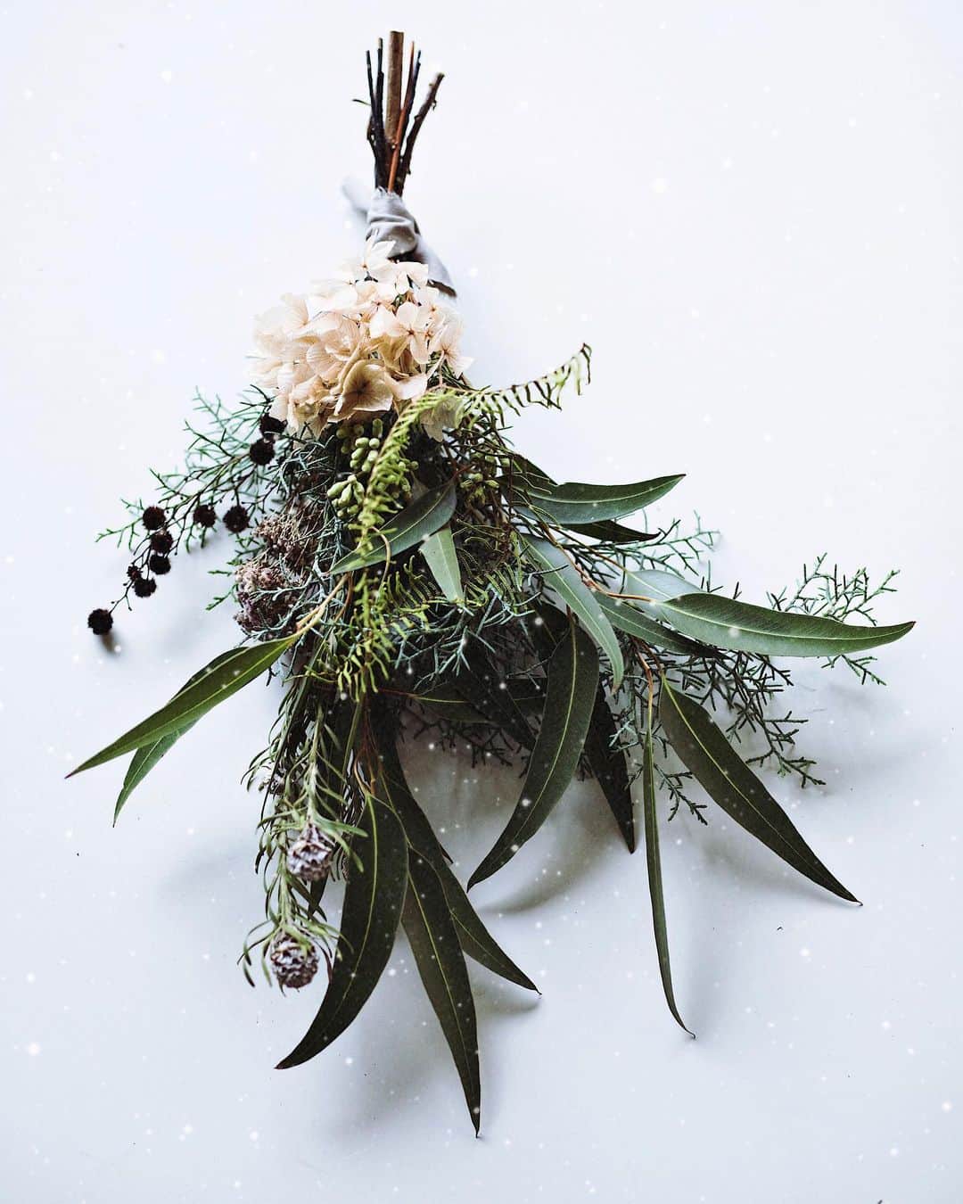 増田由希子さんのインスタグラム写真 - (増田由希子Instagram)「Winter bouquet and wreaths.❄️❄️ #bouquet #wreath　#winter #greenlove #inspiredbynature 青森　@aotamanyaaaan さんで開催される「冬の暮らし展」に今年も参加させていただきます。 出品作品は、雪の降る冬の森をイメージしたリースとスワッグ、そして小さなギフトパック。このイベントには多くの作家さんが参加されます。手作りの品に囲まれた店内はきっと温かな空間となることでしょう。 ❄️ アオトミズタマさんでは、2020年版「花のある暮らしカレンダー」もお取扱いいただいています。お近くの方は是非この機会にお店にお立ち寄りください🕯 ❄️ 「冬の暮らし展」 2019年11月15日(金)〜 11月27日(水) 開催場所　：　青森　ao＋水玉」11月13日 22時29分 - nonihana_