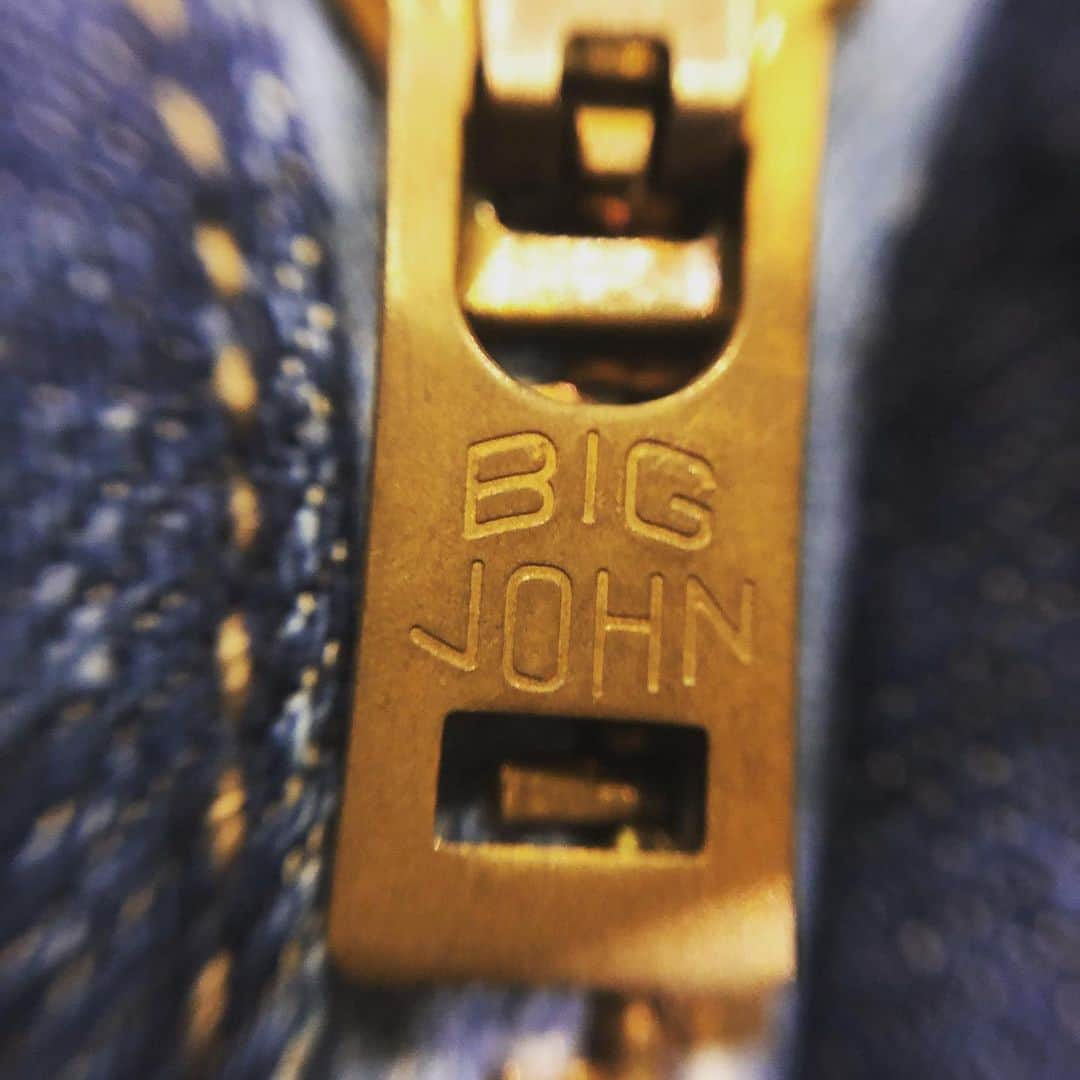 BIG JOHNさんのインスタグラム写真 - (BIG JOHNInstagram)「スタッフmatsuです。 BIG JOHNの名前の由来とは。 それは創業者 尾崎小太郎に由来する。 小太郎を小と太郎に分ける。 太郎は日本でメジャーな名前。アメリカでメジャーな名前はJOHNだろう。 小さいJOHNでSMALL JOHN。 しかし、これから商売を始めるのに小さいのは良くない！ 商売は大きく！！ そして生まれたのが BIG JOHNなのです。  @bigjohnshop  @bigjohntokyo  @bigjohnosaka  #bigjohn #denim #jeans#bigjohnjeans #japan #okayama#kurashiki #kojima #rare #セルビッチ #setouchi #ビッグジョン  #岡山 #matsu#由来 #ボタン」11月13日 22時29分 - bigjohnjeans