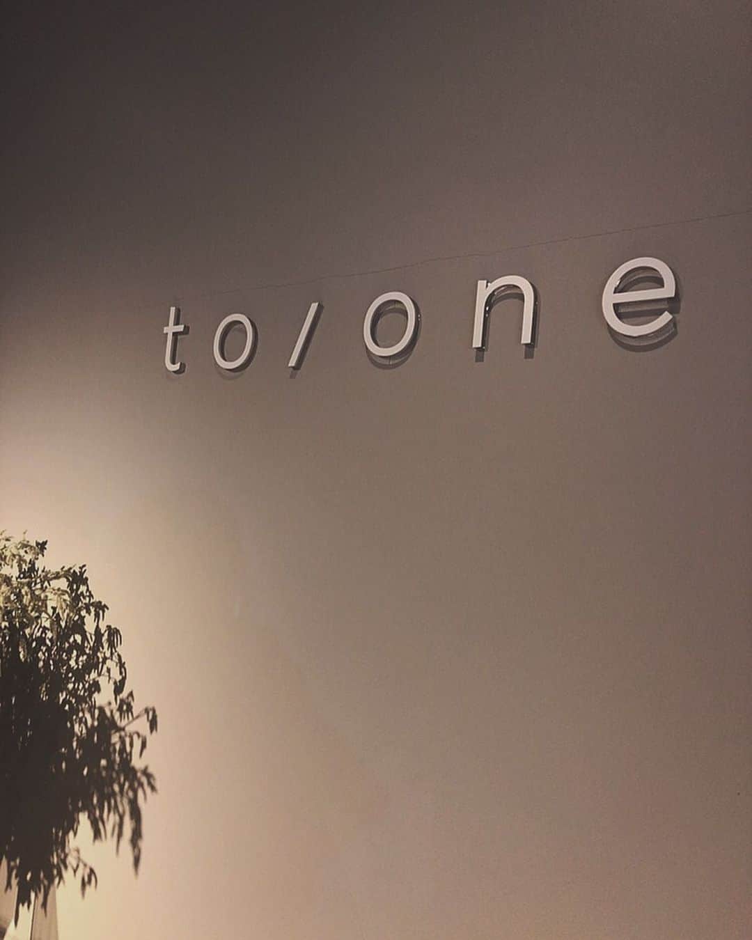 Shioneさんのインスタグラム写真 - (ShioneInstagram)「今日は @toonecosmetics さんのS/Sコレクションのイベントへ💐❤︎ ㅤㅤㅤㅤㅤㅤㅤㅤㅤㅤㅤㅤㅤ ずーっと気になってたブランドだからワクワクしっぱなしだった💐 ㅤㅤㅤㅤㅤㅤㅤㅤㅤㅤㅤㅤㅤ ㅤㅤㅤㅤㅤㅤㅤㅤㅤㅤㅤㅤㅤ 2枚目のアイシャドウが1番惹かれた🥰 説明してくださったお姉さんもオレンジを使っててすごく可愛かった、、、🧡 ㅤㅤㅤㅤㅤㅤㅤㅤㅤㅤㅤㅤㅤ 春もめちゃくちゃ楽しみ💗🌼 ㅤㅤㅤㅤㅤㅤㅤㅤㅤㅤㅤㅤㅤ  #instagram  #me  #japan  #メイク  #YouTube  #cosmetics #love #me #makeup  #fashion #バラ #love #花 #toone #ss #春コスメ #オーガニックコスメ #イベント」11月13日 22時36分 - shione__1101