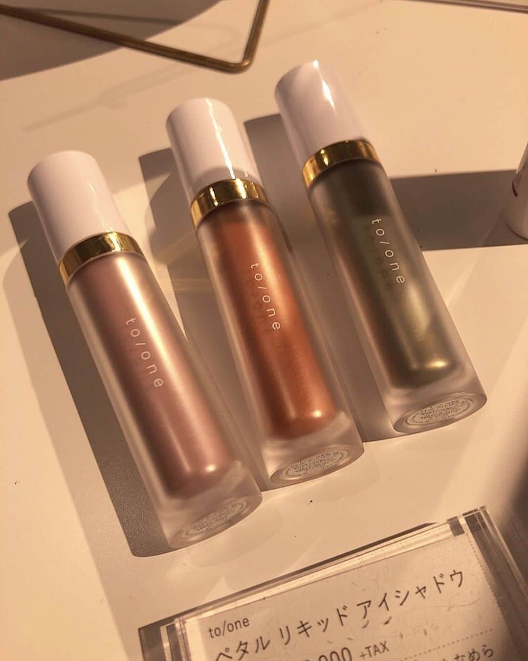 Shioneさんのインスタグラム写真 - (ShioneInstagram)「今日は @toonecosmetics さんのS/Sコレクションのイベントへ💐❤︎ ㅤㅤㅤㅤㅤㅤㅤㅤㅤㅤㅤㅤㅤ ずーっと気になってたブランドだからワクワクしっぱなしだった💐 ㅤㅤㅤㅤㅤㅤㅤㅤㅤㅤㅤㅤㅤ ㅤㅤㅤㅤㅤㅤㅤㅤㅤㅤㅤㅤㅤ 2枚目のアイシャドウが1番惹かれた🥰 説明してくださったお姉さんもオレンジを使っててすごく可愛かった、、、🧡 ㅤㅤㅤㅤㅤㅤㅤㅤㅤㅤㅤㅤㅤ 春もめちゃくちゃ楽しみ💗🌼 ㅤㅤㅤㅤㅤㅤㅤㅤㅤㅤㅤㅤㅤ  #instagram  #me  #japan  #メイク  #YouTube  #cosmetics #love #me #makeup  #fashion #バラ #love #花 #toone #ss #春コスメ #オーガニックコスメ #イベント」11月13日 22時36分 - shione__1101