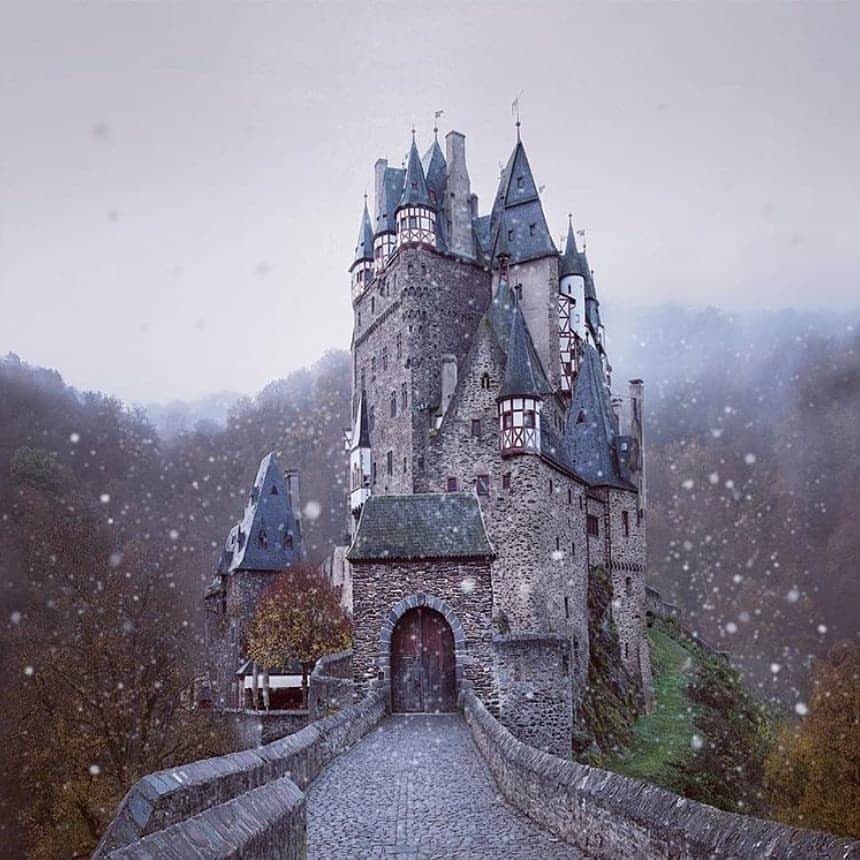 エールフランスのインスタグラム：「Reality turning into a fairytale in Germany. L’Allemagne comme sortie d’un conte. 📷 Merci @kyrenian  #AirFrance #Franceisintheair」