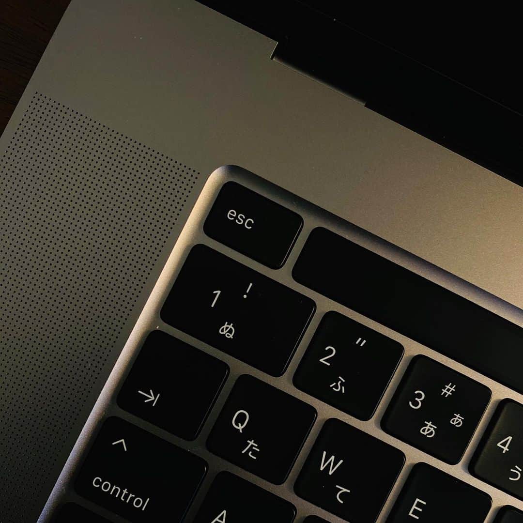 松村太郎のインスタグラム：「The new #MacBookPro 16-inch with #MagicKeyboard. I have typed this new keyboard for 12 hours and love this touch made by Apple-desired rubber dome inside each keys. Love it.」