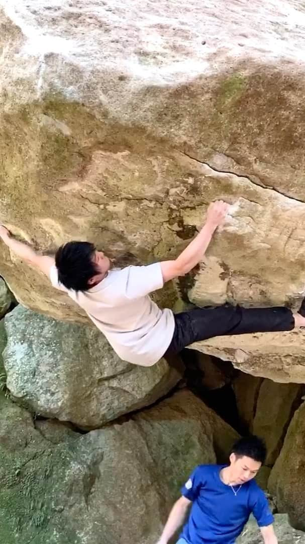 村井隆一のインスタグラム：「Stoked to have made first ascent of this amazing boulder. Thanks for a great time.  先日のレッドブルアシュラで初登させて頂いたメガルーフP。ヒールとトウを駆使しながらルーフパートをこなし、ヨレたところで抜け口には強烈なコンプレッションの核心がお出迎え。スケール、ルックス、内容どれもクールで間違いなく熊野を代表する1本になると思います。  ランディングの悪さに加え、砂岩特有の脆さからメンタル強度はかなり高めですが、とりあえずムーブ強度で4段+くらいです。  熊野開拓チームの方々、イベント運営に携わって頂いた方々、そして完登をサポートしてくれたみんなに感謝です🙏. . vid @odamomo36  #climbing#bouldering#Kumano#KBA#ボルダリング#熊野」