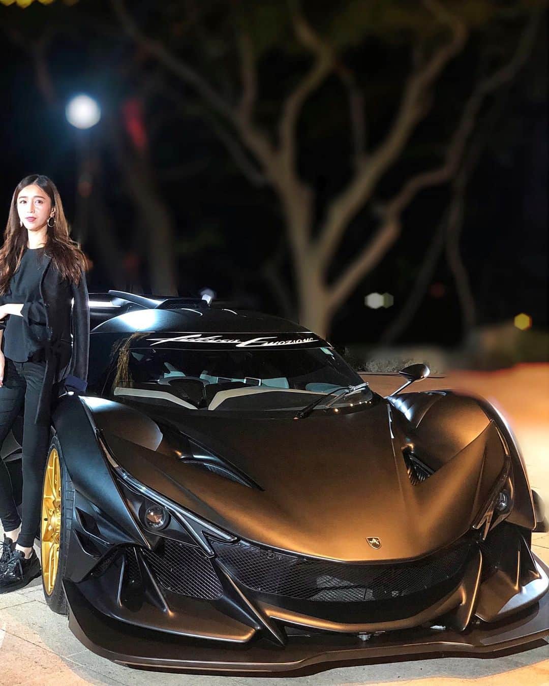 丸山悠美さんのインスタグラム写真 - (丸山悠美Instagram)「目黒の八芳園へ﻿ Apollo IE Production Delivery Party﻿ ﻿ Apollo社が﻿ WE Solutions Limitedのグループ傘下に入り﻿ 2020年1月から﻿ 「APOLLO FUTURE MOBILITY GROUP」﻿ という新しいグループ体制を発表しました。﻿ ﻿ 日本初上陸となるApollo IEのお披露目や﻿ ファーストオーナーへの納車セレモニー﻿ が行われました✨﻿ （限定生産10台、3億円のApollo IEは完売！）﻿ ﻿ ハイパーカー、Apollo IE。﻿ フルカーボンでインパクトのあるルックス✨﻿ 大きなリアウイングで飛べそう💫﻿ ﻿ エンジンは最高出力780馬力﻿ 最高速度334Km/h、0-100㎞:2.7秒を生み出す﻿ 自然吸気6.3L型12気間エンジンが搭載されています！﻿ ﻿ なんて刺激的なクルマ...。﻿ 1度で良いので乗ってみたいですよね✨﻿ ﻿ 今後の展開が楽しみです！﻿ ﻿ #ApolloIE #apolloautomobile #八芳園 #PR #apollo #ie #carsoftokyo #apolloie #apollointensaemozione #matteblack #v12 #carbon #ferrarif12 #apollointensaemozione #bingosports﻿」11月13日 22時52分 - maruyumi