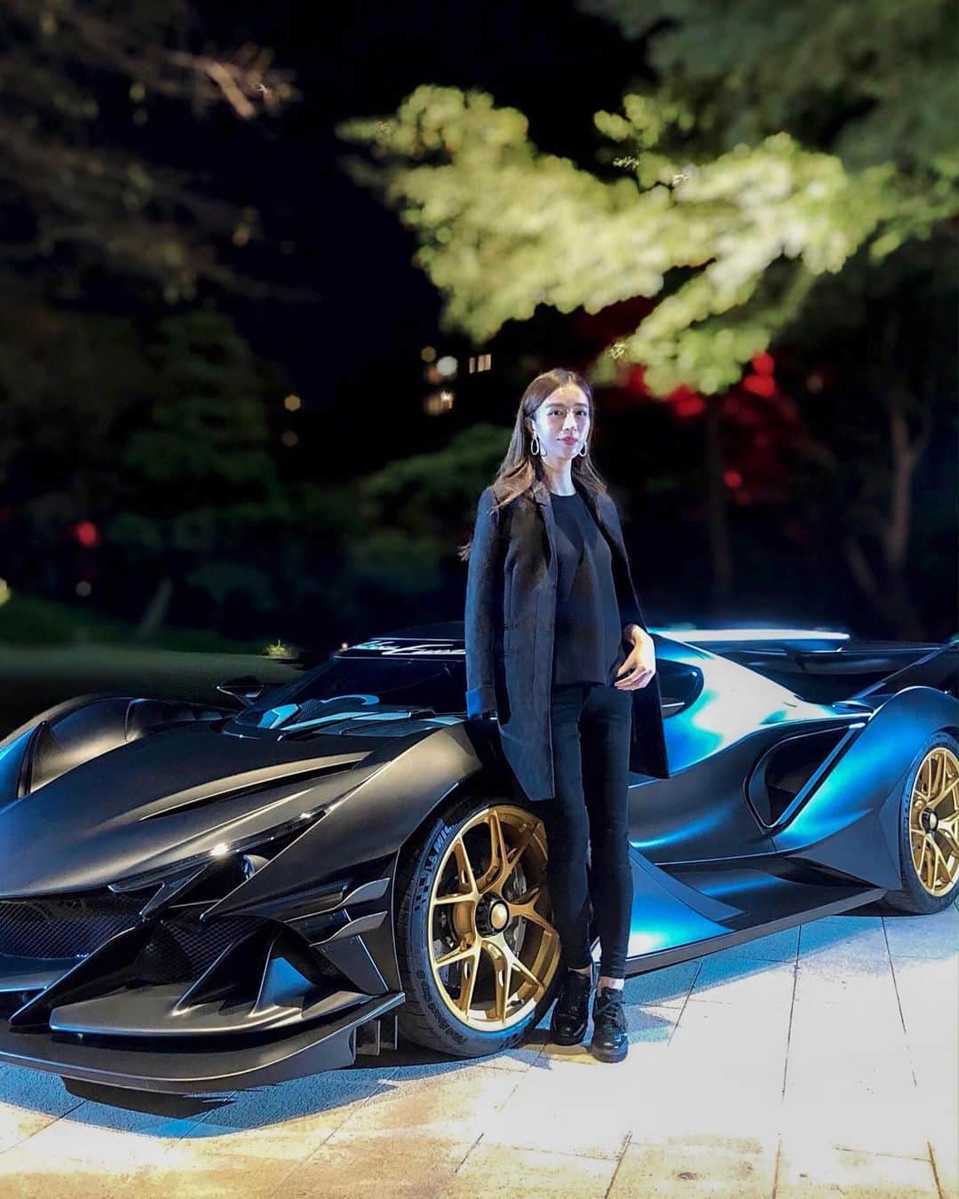 丸山悠美さんのインスタグラム写真 - (丸山悠美Instagram)「目黒の八芳園へ﻿ Apollo IE Production Delivery Party﻿ ﻿ Apollo社が﻿ WE Solutions Limitedのグループ傘下に入り﻿ 2020年1月から﻿ 「APOLLO FUTURE MOBILITY GROUP」﻿ という新しいグループ体制を発表しました。﻿ ﻿ 日本初上陸となるApollo IEのお披露目や﻿ ファーストオーナーへの納車セレモニー﻿ が行われました✨﻿ （限定生産10台、3億円のApollo IEは完売！）﻿ ﻿ ハイパーカー、Apollo IE。﻿ フルカーボンでインパクトのあるルックス✨﻿ 大きなリアウイングで飛べそう💫﻿ ﻿ エンジンは最高出力780馬力﻿ 最高速度334Km/h、0-100㎞:2.7秒を生み出す﻿ 自然吸気6.3L型12気間エンジンが搭載されています！﻿ ﻿ なんて刺激的なクルマ...。﻿ 1度で良いので乗ってみたいですよね✨﻿ ﻿ 今後の展開が楽しみです！﻿ ﻿ #ApolloIE #apolloautomobile #八芳園 #PR #apollo #ie #carsoftokyo #apolloie #apollointensaemozione #matteblack #v12 #carbon #ferrarif12 #apollointensaemozione #bingosports﻿」11月13日 22時52分 - maruyumi