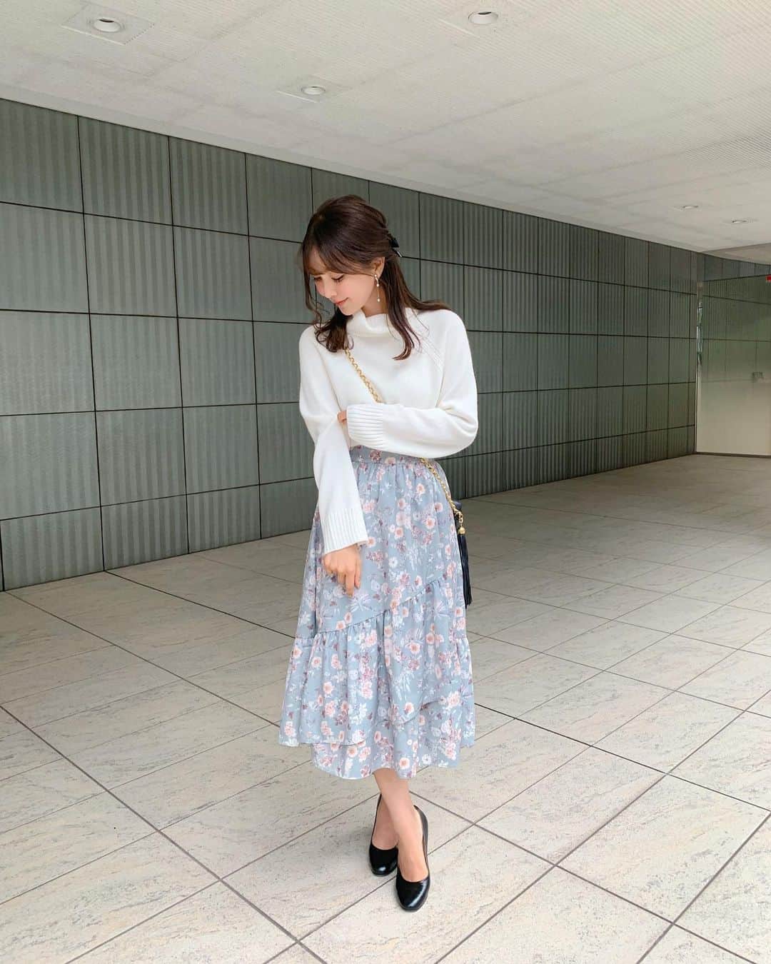 中田絵里奈さんのインスタグラム写真 - (中田絵里奈Instagram)「. 今日はふわふわ暖かknit🍒 . 袖を少しだけ長めにしていたり 肩のラインが華奢見えするように 編み地を変えていたりスリットが入っていたり❤︎ . 毎年定番のタートルなので日本製の丁寧な縫製と素材にこだわりました☺︎お気に入り過ぎて毎日のように着てます💕 . . #タートルネックニット #オフタートル #ニット #vaniller #アンゴラ混」11月13日 22時58分 - erinanakata