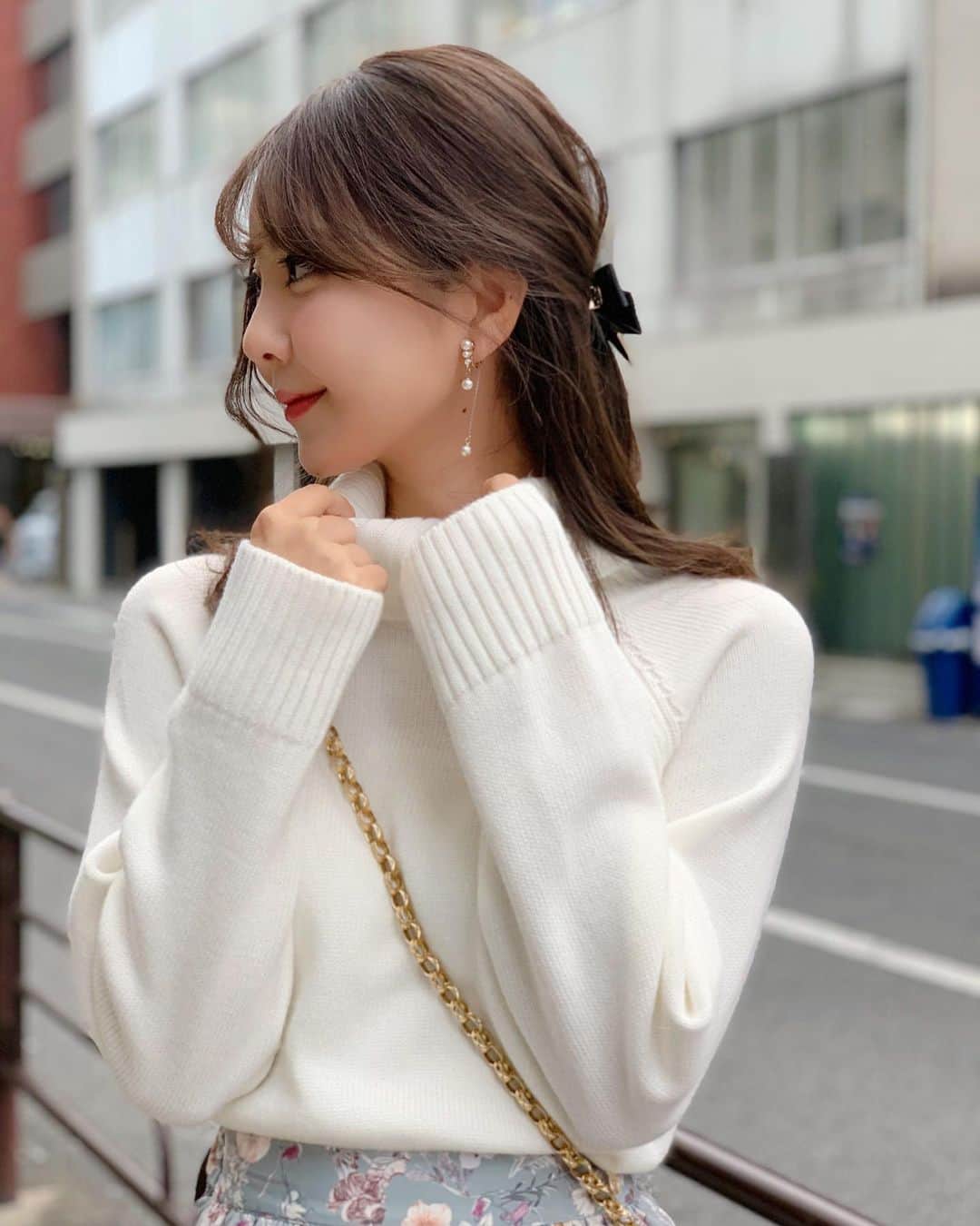 中田絵里奈さんのインスタグラム写真 - (中田絵里奈Instagram)「. 今日はふわふわ暖かknit🍒 . 袖を少しだけ長めにしていたり 肩のラインが華奢見えするように 編み地を変えていたりスリットが入っていたり❤︎ . 毎年定番のタートルなので日本製の丁寧な縫製と素材にこだわりました☺︎お気に入り過ぎて毎日のように着てます💕 . . #タートルネックニット #オフタートル #ニット #vaniller #アンゴラ混」11月13日 22時58分 - erinanakata