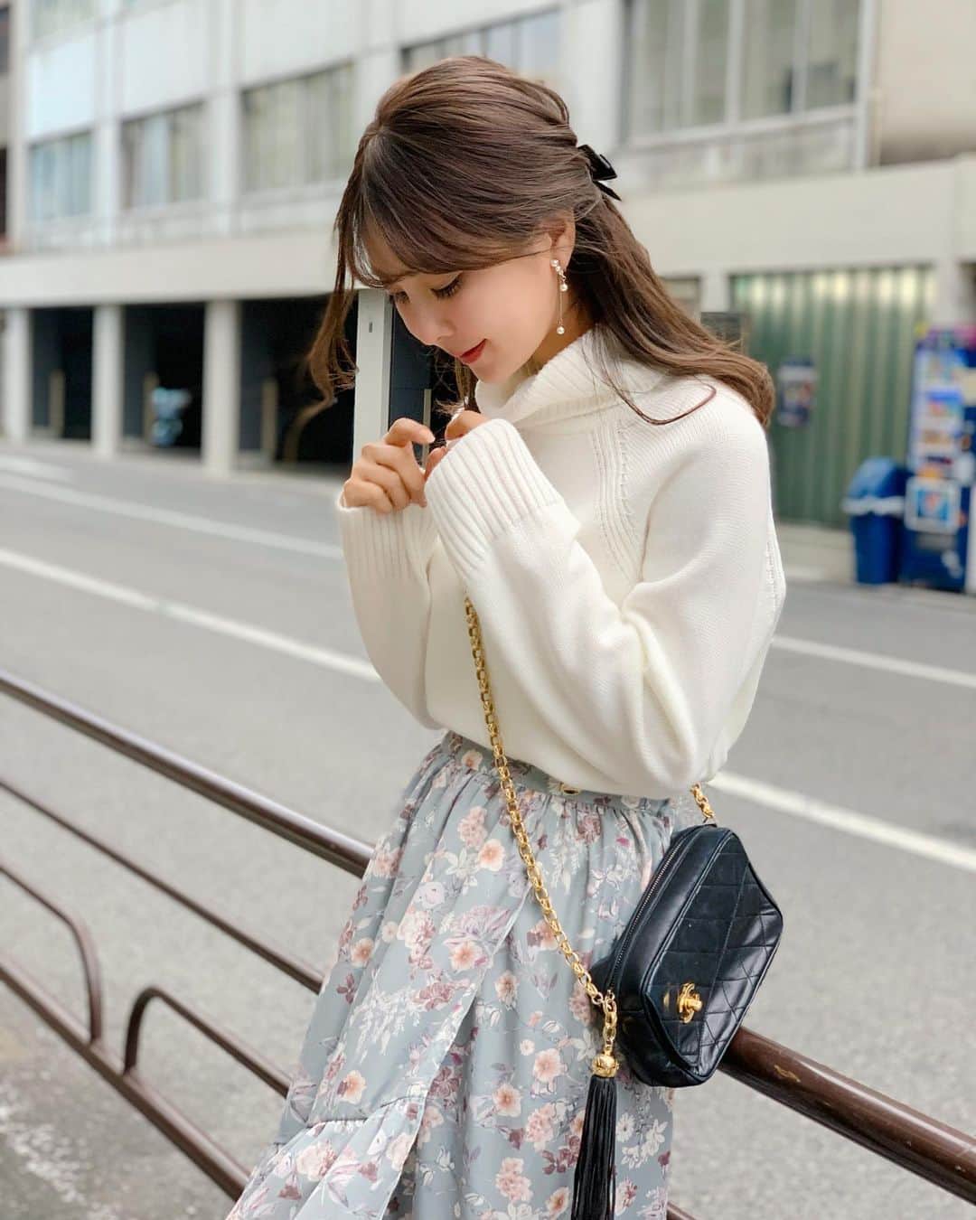 中田絵里奈さんのインスタグラム写真 - (中田絵里奈Instagram)「. 今日はふわふわ暖かknit🍒 . 袖を少しだけ長めにしていたり 肩のラインが華奢見えするように 編み地を変えていたりスリットが入っていたり❤︎ . 毎年定番のタートルなので日本製の丁寧な縫製と素材にこだわりました☺︎お気に入り過ぎて毎日のように着てます💕 . . #タートルネックニット #オフタートル #ニット #vaniller #アンゴラ混」11月13日 22時58分 - erinanakata
