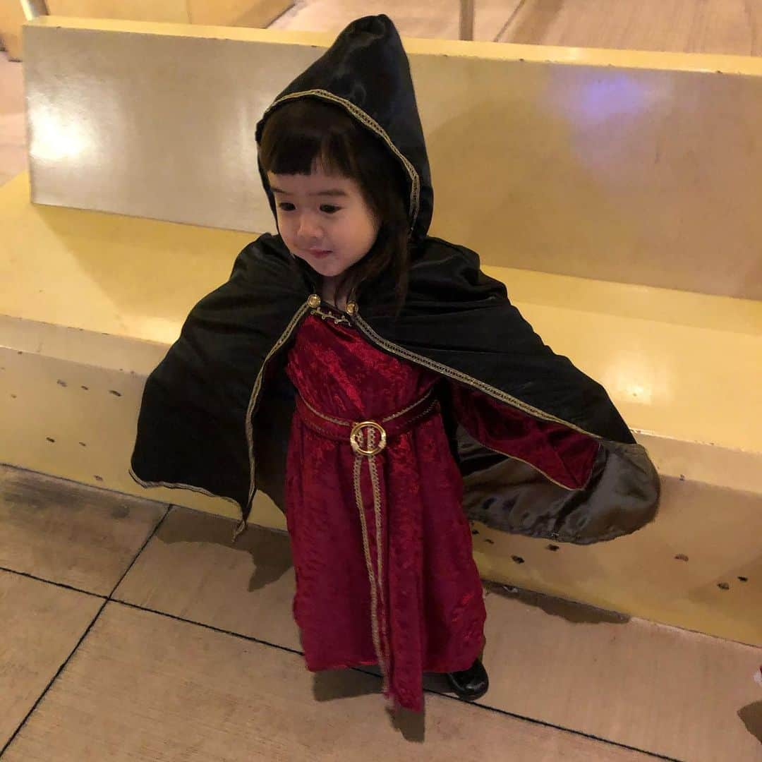 Chieのインスタグラム：「Mother Gothel☠  ハナと一緒にラプンツェル見てるモモ📺 「ゴーテルって怖いやちゅ(奴)??」 とは言ってましたけど ノリノリで着てくれました🙌🏼 ディズニーのキロク📸  #ももコスチューム  #handmade」