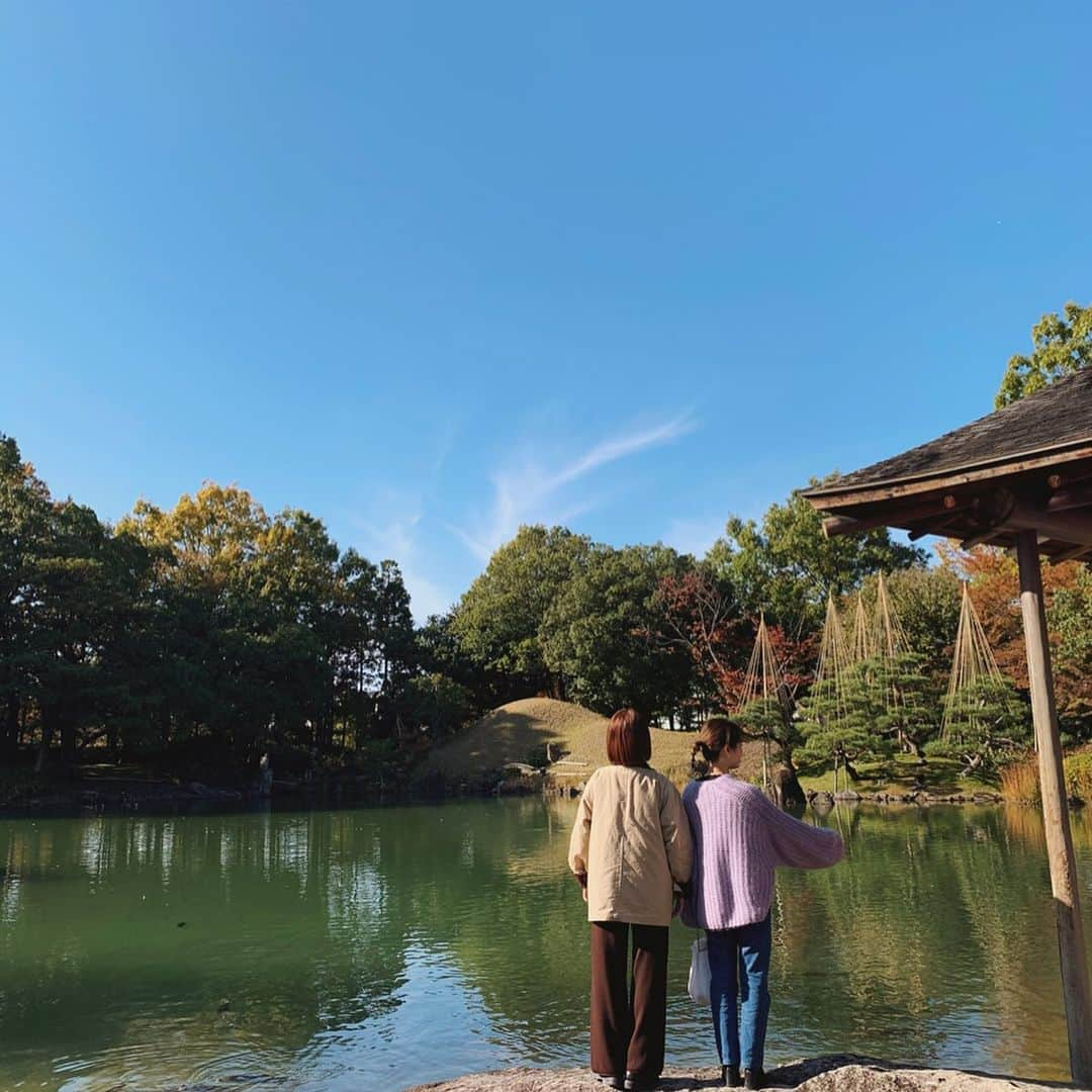 猪鼻ちひろさんのインスタグラム写真 - (猪鼻ちひろInstagram)「🍵🍁🍡 紅葉見ながらのお団子とお抹茶 すんごく癒されたわぁ♡ (実はこの前の休憩時間に喫茶店を探してチーズケーキも食べたんだよね、というびっくりな食欲) お洋服はタグ付けしたよ🏷 #お団子#別腹#ちひろのごはん#ちひろトリップ#ちひろのお洋服#養浩館庭園#福井県#カフェ#和菓子#紅葉デート#食欲の秋」11月13日 23時03分 - inohanachihiro