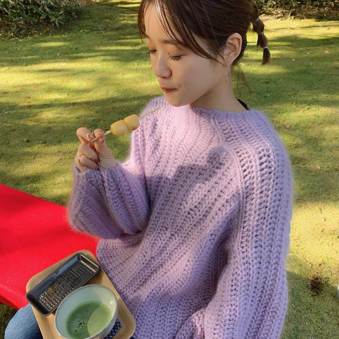 猪鼻ちひろさんのインスタグラム写真 - (猪鼻ちひろInstagram)「🍵🍁🍡 紅葉見ながらのお団子とお抹茶 すんごく癒されたわぁ♡ (実はこの前の休憩時間に喫茶店を探してチーズケーキも食べたんだよね、というびっくりな食欲) お洋服はタグ付けしたよ🏷 #お団子#別腹#ちひろのごはん#ちひろトリップ#ちひろのお洋服#養浩館庭園#福井県#カフェ#和菓子#紅葉デート#食欲の秋」11月13日 23時03分 - inohanachihiro