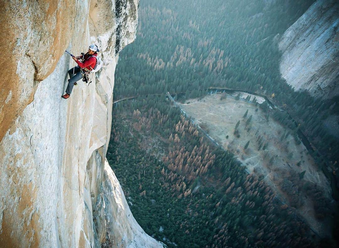 ジミー・チンさんのインスタグラム写真 - (ジミー・チンInstagram)「I still love my day job... Just another rigging day from @freesolofilm. I miss the Valley. After all is said and done, I still prefer the vertical...it keeps you sharp, it keeps you humble and keeps you sane. Thanks for the snap @cheynelempe  @thenorthface」11月13日 23時07分 - jimmychin