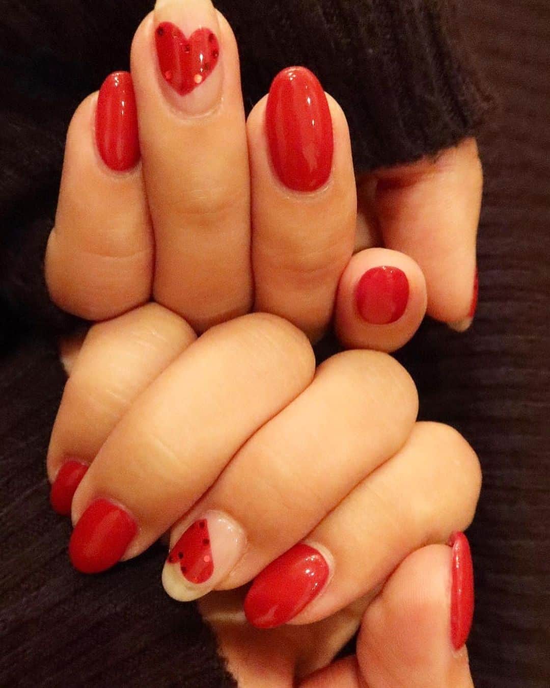 まゆまゆさんのインスタグラム写真 - (まゆまゆInstagram)「. これは、先月のネイル💅❤️ （いつもに比べたら）シンプルだねって沢山言われた🤣 今月のネイルは変わったネイルにした😋💕💕💕笑 @silkderiver  @mariafiiin  赤は手が綺麗に見えるから好き❤️ #ネイル#nail#newnail#赤ネイル #赤ネイル#ハートネイル #ネイルデザイン#シルクドリバー #神戸#元町#ネイルアート  #nailart#cute#beautiful #red#まゆまゆのネイル」11月13日 23時09分 - 7mayu2mayu