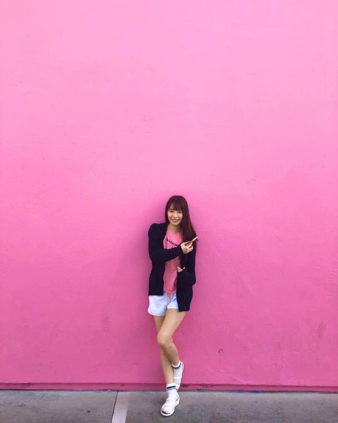 中川杏奈さんのインスタグラム写真 - (中川杏奈Instagram)「pink！pink！pink！！ ロサンゼルスの有名な壁を見つけました😻✨✨ ポールスミスの壁だったんですね✨ なんで🚺ってピンクが好きなんでしょう？？ DNAに組み込まれてるのかな？💕 私は顔色がよく見えるから好きです笑 : #LA旅行　#ロサンゼルス旅行　#LA女子旅　#la一人旅 #LosAngeles  #iPhone11portrait #portrait #portraitmodel #model #modellife  #フォトジェニックスポット  #ピンクフォトジェニック #ピンクの壁  #pink #pinkspot #ピンクコーデ #ピンク好き #pink💖 #ラフコーデ  #paulsmithlosangeles #メルローズアベニュー #melrose #melroseavenue  #サンダルでいたいけど末端冷え性なので靴下必須 #末端冷え性 #冷え性　#靴下コーデ  もこもこ靴下今年も買い足さなくちゃ！」11月13日 23時10分 - annanakagawa0228