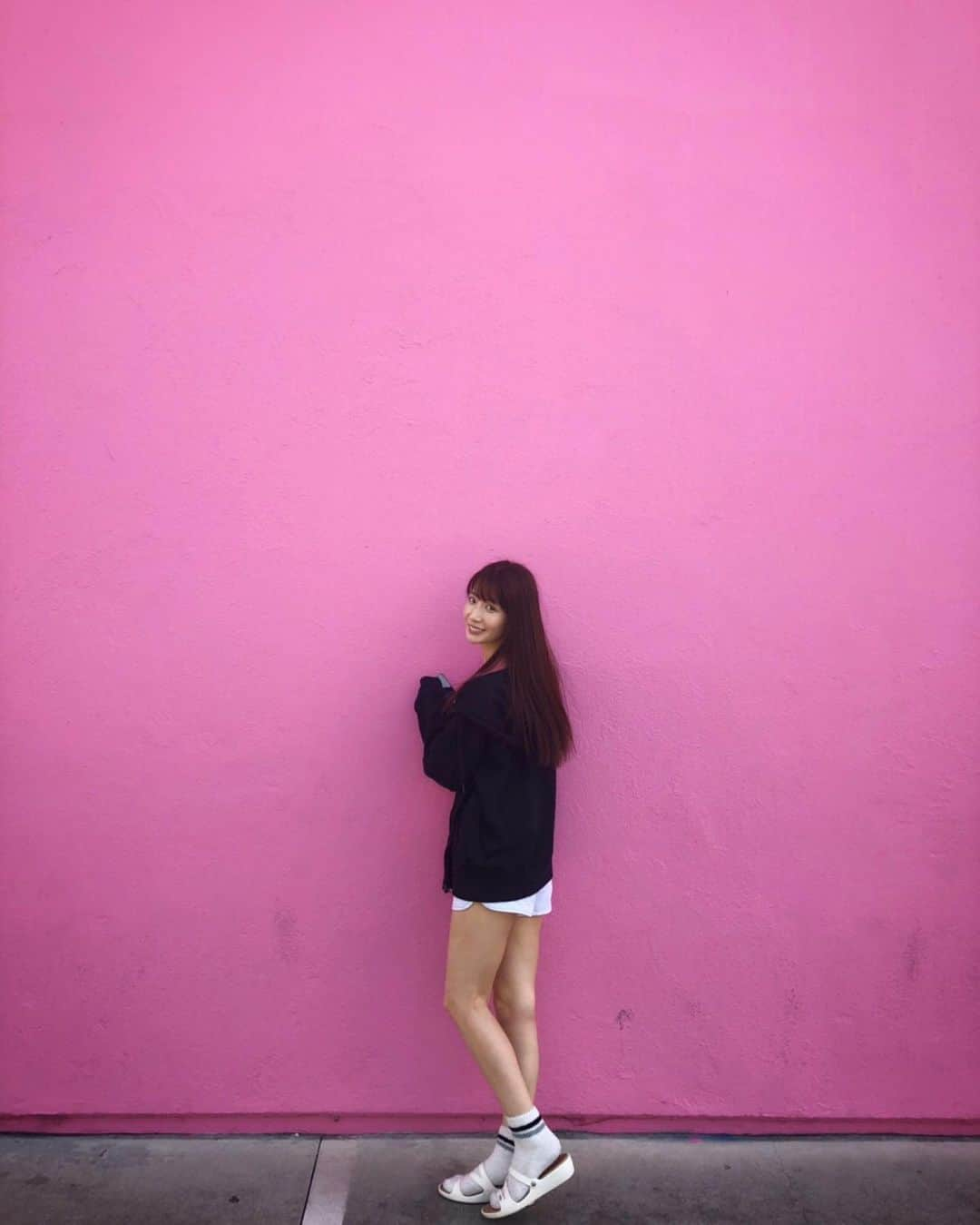 中川杏奈さんのインスタグラム写真 - (中川杏奈Instagram)「pink！pink！pink！！ ロサンゼルスの有名な壁を見つけました😻✨✨ ポールスミスの壁だったんですね✨ なんで🚺ってピンクが好きなんでしょう？？ DNAに組み込まれてるのかな？💕 私は顔色がよく見えるから好きです笑 : #LA旅行　#ロサンゼルス旅行　#LA女子旅　#la一人旅 #LosAngeles  #iPhone11portrait #portrait #portraitmodel #model #modellife  #フォトジェニックスポット  #ピンクフォトジェニック #ピンクの壁  #pink #pinkspot #ピンクコーデ #ピンク好き #pink💖 #ラフコーデ  #paulsmithlosangeles #メルローズアベニュー #melrose #melroseavenue  #サンダルでいたいけど末端冷え性なので靴下必須 #末端冷え性 #冷え性　#靴下コーデ  もこもこ靴下今年も買い足さなくちゃ！」11月13日 23時10分 - annanakagawa0228