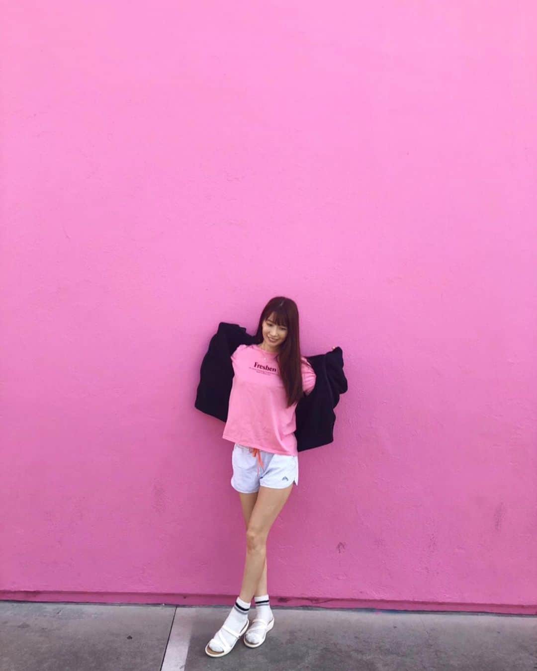 中川杏奈さんのインスタグラム写真 - (中川杏奈Instagram)「pink！pink！pink！！ ロサンゼルスの有名な壁を見つけました😻✨✨ ポールスミスの壁だったんですね✨ なんで🚺ってピンクが好きなんでしょう？？ DNAに組み込まれてるのかな？💕 私は顔色がよく見えるから好きです笑 : #LA旅行　#ロサンゼルス旅行　#LA女子旅　#la一人旅 #LosAngeles  #iPhone11portrait #portrait #portraitmodel #model #modellife  #フォトジェニックスポット  #ピンクフォトジェニック #ピンクの壁  #pink #pinkspot #ピンクコーデ #ピンク好き #pink💖 #ラフコーデ  #paulsmithlosangeles #メルローズアベニュー #melrose #melroseavenue  #サンダルでいたいけど末端冷え性なので靴下必須 #末端冷え性 #冷え性　#靴下コーデ  もこもこ靴下今年も買い足さなくちゃ！」11月13日 23時10分 - annanakagawa0228