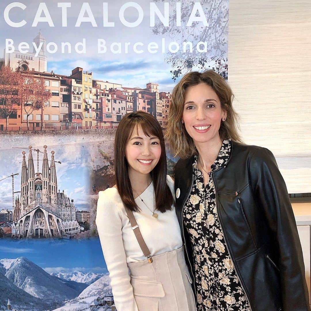 うえむらちかさんのインスタグラム写真 - (うえむらちかInstagram)「カタルーニャ州政府観光局からご招待いただき﻿ スペイン・カタルーニャ州の観光名所を巡る VRゲーム発表会に参加しました🇪🇸﻿ ﻿ カタルーニャ州政府観光局が制作したVR（仮想現実）ゲーム🎮﻿ ﻿ 「レジェンド・オブ・カタルーニャ、バルセロナの地」﻿ ﻿ の日本語版が完成し、配信されたということで さっそく体験させてもらいました✨﻿ ﻿ ﻿ ゲームは #スペイン の #カタルーニャ の観光名所を巡りながら遊べるVRになっているのですが﻿ ﻿ カタルーニャの伝説に﻿ ドラゴンに捕らえられたお姫様を救う騎士サン・ジョルディのお話があって⚔﻿ 剣で刺したドラゴンから血が流れ、そこから咲いた赤い薔薇をお姫様に贈ったことから、4月23日はサン・ジョルディの日とされています🌹﻿ ﻿ その #サンジョルディ がナビゲーターとなってカタルーニャ各地を旅していくという﻿ なんとも素敵なゲームになっているんです✨﻿ ﻿ ﻿ 発表会では #カタルーニャ料理 を食べながら カタルーニャ州政府の企業知識省大臣のアンジェルス・チャコンさんから直に﻿ カタルーニャの魅力を沢山教えてもらいました💕﻿ ﻿ 旅好き&ゲーム好きな私としては﻿ 行く前に楽しみながら予習ができるという最高の組み合わせのゲームで、本当にこんなの待ってました🙌✨﻿ ﻿ ﻿ ゲームを楽しみながらカタルーニャを旅することができる #レジェンドオブカタルーニャ は﻿ ﻿ #プレイステーション4 でなんと❣️ #無料 でダウンロードすることができるので、ぜひお家にいるままカタルーニャを旅してみてください☺️﻿ ﻿ ﻿ #カタルーニャ観光 #レジェンドオブカタルーニャ #バルセロナ旅行 #スペイン旅行 #promotion #Spain #Cataluña #旅女 #タビジョ #旅行」11月13日 23時10分 - uemurachika