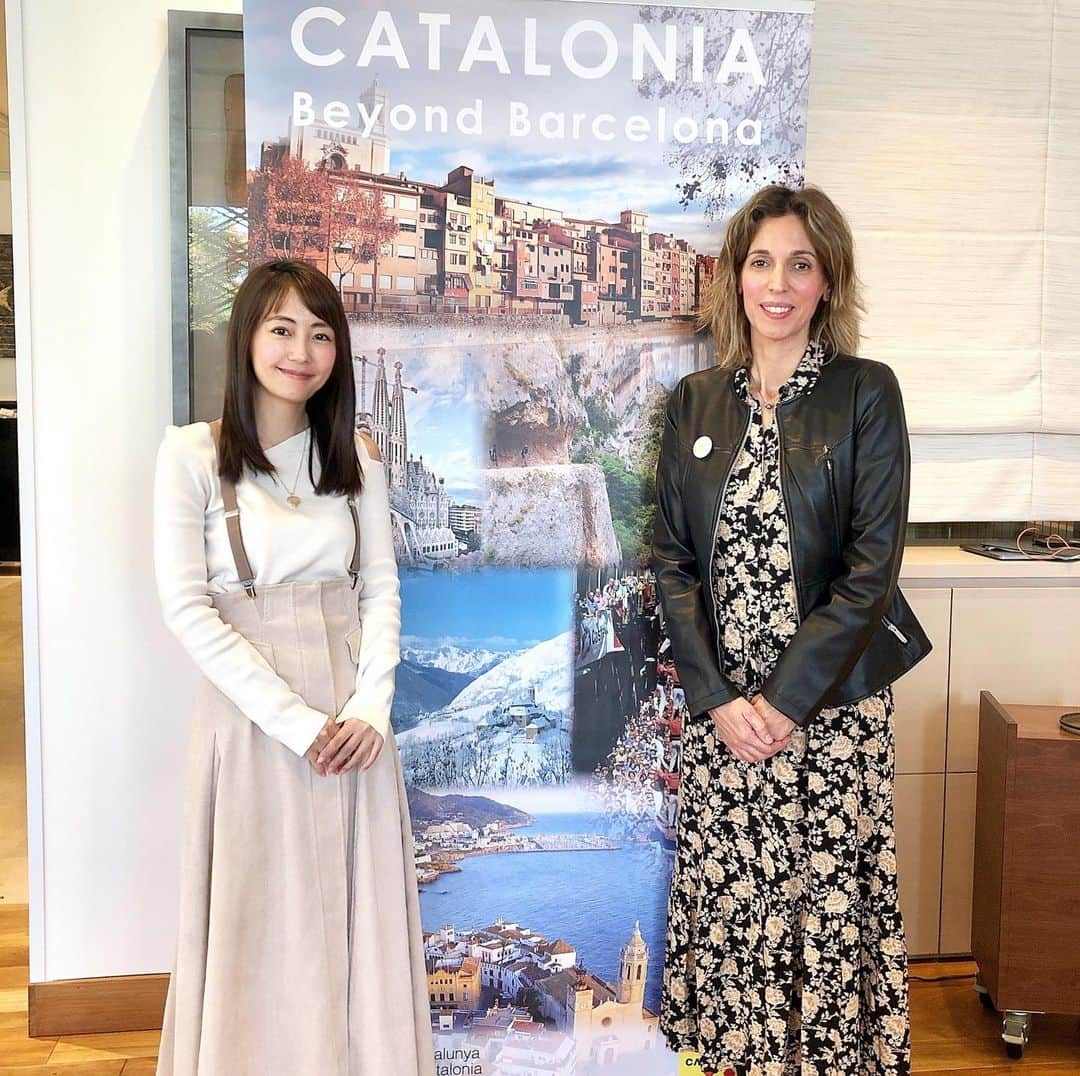 うえむらちかさんのインスタグラム写真 - (うえむらちかInstagram)「カタルーニャ州政府観光局からご招待いただき﻿ スペイン・カタルーニャ州の観光名所を巡る VRゲーム発表会に参加しました🇪🇸﻿ ﻿ カタルーニャ州政府観光局が制作したVR（仮想現実）ゲーム🎮﻿ ﻿ 「レジェンド・オブ・カタルーニャ、バルセロナの地」﻿ ﻿ の日本語版が完成し、配信されたということで さっそく体験させてもらいました✨﻿ ﻿ ﻿ ゲームは #スペイン の #カタルーニャ の観光名所を巡りながら遊べるVRになっているのですが﻿ ﻿ カタルーニャの伝説に﻿ ドラゴンに捕らえられたお姫様を救う騎士サン・ジョルディのお話があって⚔﻿ 剣で刺したドラゴンから血が流れ、そこから咲いた赤い薔薇をお姫様に贈ったことから、4月23日はサン・ジョルディの日とされています🌹﻿ ﻿ その #サンジョルディ がナビゲーターとなってカタルーニャ各地を旅していくという﻿ なんとも素敵なゲームになっているんです✨﻿ ﻿ ﻿ 発表会では #カタルーニャ料理 を食べながら カタルーニャ州政府の企業知識省大臣のアンジェルス・チャコンさんから直に﻿ カタルーニャの魅力を沢山教えてもらいました💕﻿ ﻿ 旅好き&ゲーム好きな私としては﻿ 行く前に楽しみながら予習ができるという最高の組み合わせのゲームで、本当にこんなの待ってました🙌✨﻿ ﻿ ﻿ ゲームを楽しみながらカタルーニャを旅することができる #レジェンドオブカタルーニャ は﻿ ﻿ #プレイステーション4 でなんと❣️ #無料 でダウンロードすることができるので、ぜひお家にいるままカタルーニャを旅してみてください☺️﻿ ﻿ ﻿ #カタルーニャ観光 #レジェンドオブカタルーニャ #バルセロナ旅行 #スペイン旅行 #promotion #Spain #Cataluña #旅女 #タビジョ #旅行」11月13日 23時10分 - uemurachika