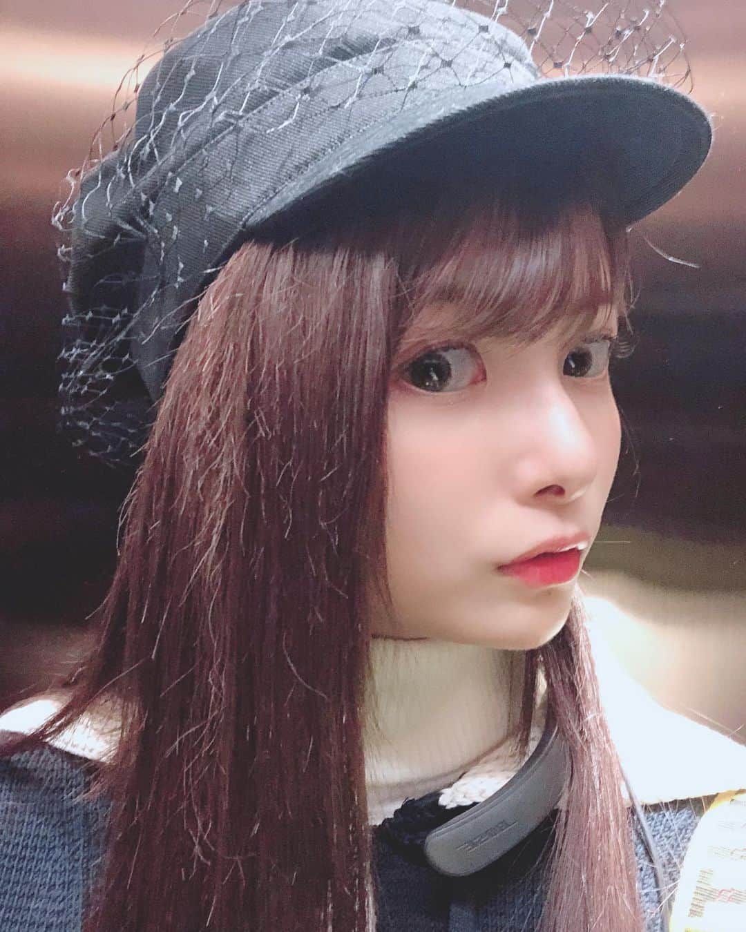 岡田栞奈のインスタグラム：「次は髪色何にするか迷いまる🥺🌀 #黒髪に戻そうか #少し明るくするか #どうしよう #髪色 #何色が好きでしたか」