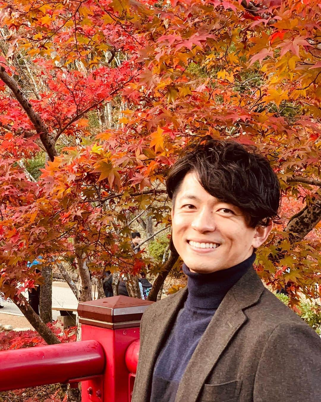 工藤淳之介さんのインスタグラム写真 - (工藤淳之介Instagram)「番組でもお話した先日の紅葉。 彌彦神社では全国随一の規模を誇る展覧会、 弥彦菊まつりも同時開催中です。 私の祖父も長い間、趣味で菊を栽培し 品評会に出展していました。 本当に難しくて奥が深いんですよね、 菊の世界って😌  #新潟 #bsn #3時のカルテット  #新潟観光 #新潟旅行 #弥彦村 #弥彦公園 #彌彦神社 #弥彦菊まつり #もみじ谷  #秋 #菊まつり #instagood  #flowers  #flowerstagram  #新潟放送 #アナウンサー #花 #flowerlovers  #工藤淳之介」11月13日 23時22分 - kudojun_nosuke_bsn